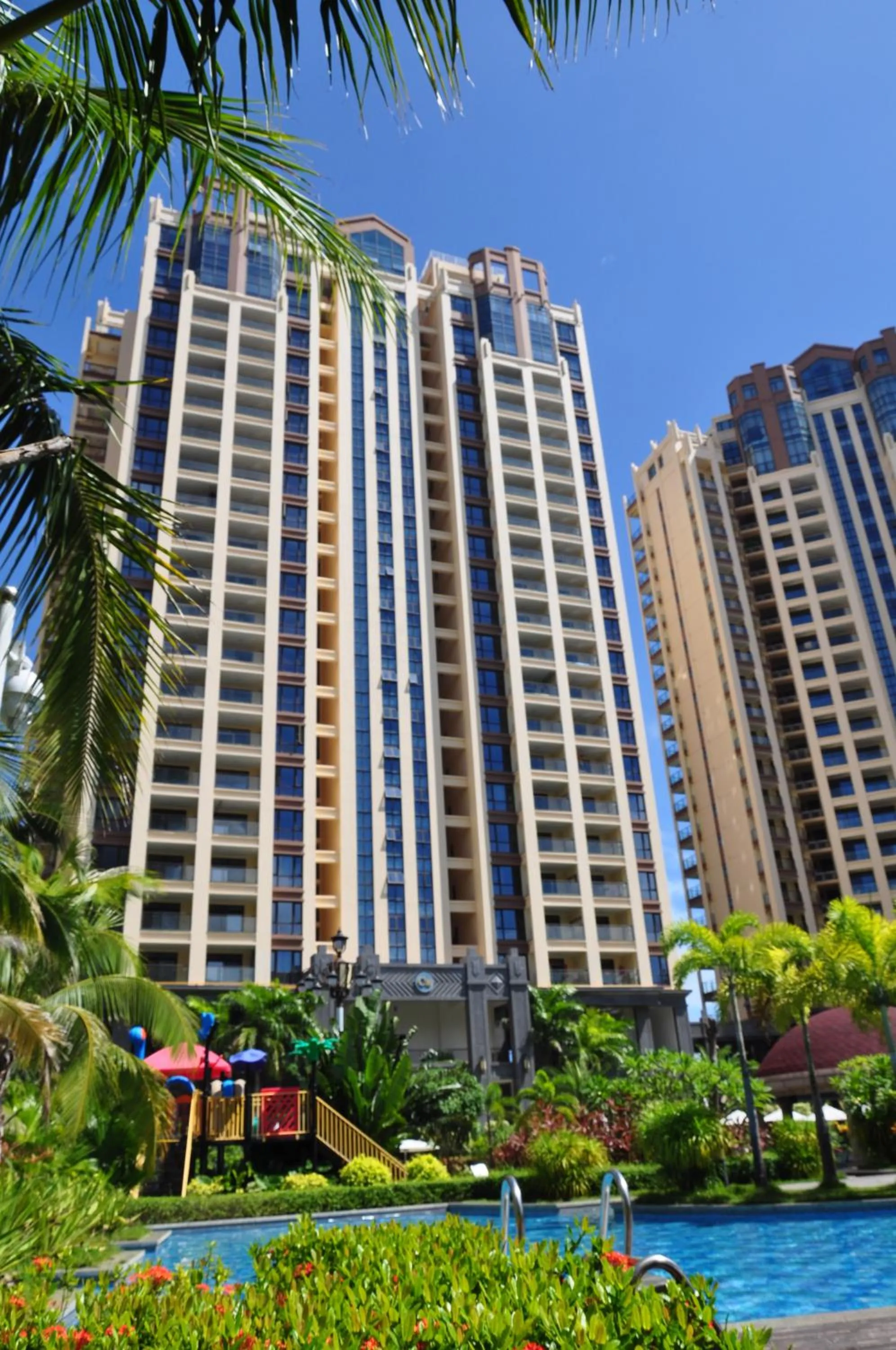 Swimming pool in Sanya Yikehai View Apartments