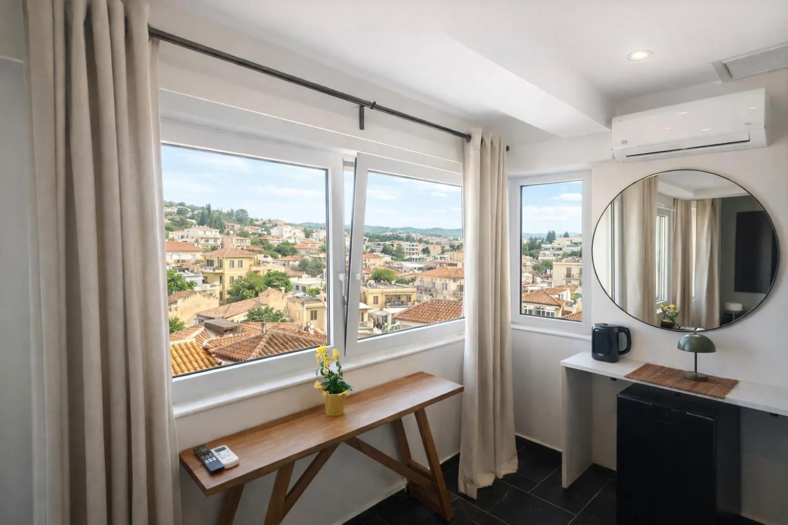 minibar in Elite Ermou Suites