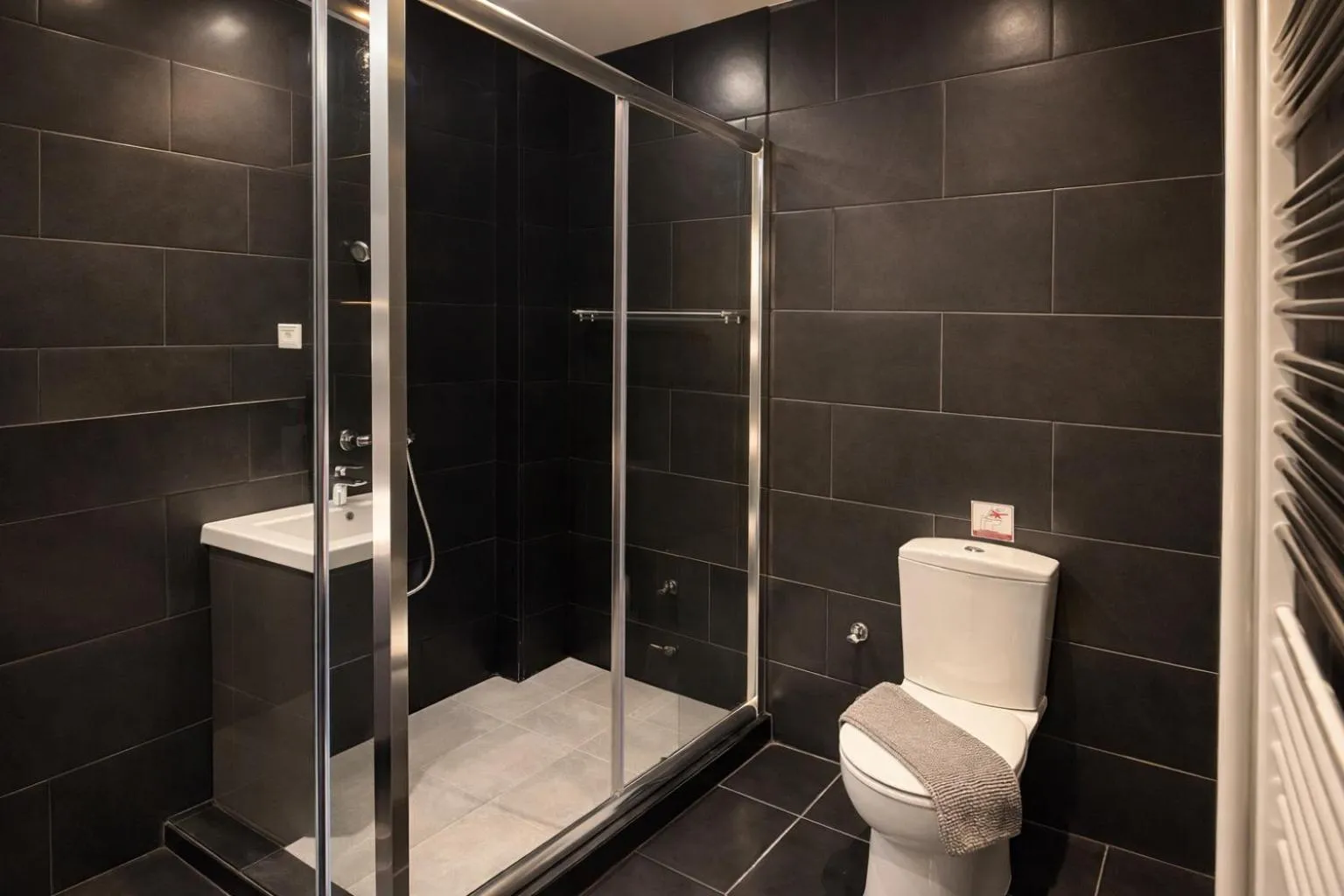 Shower in Elite Ermou Suites