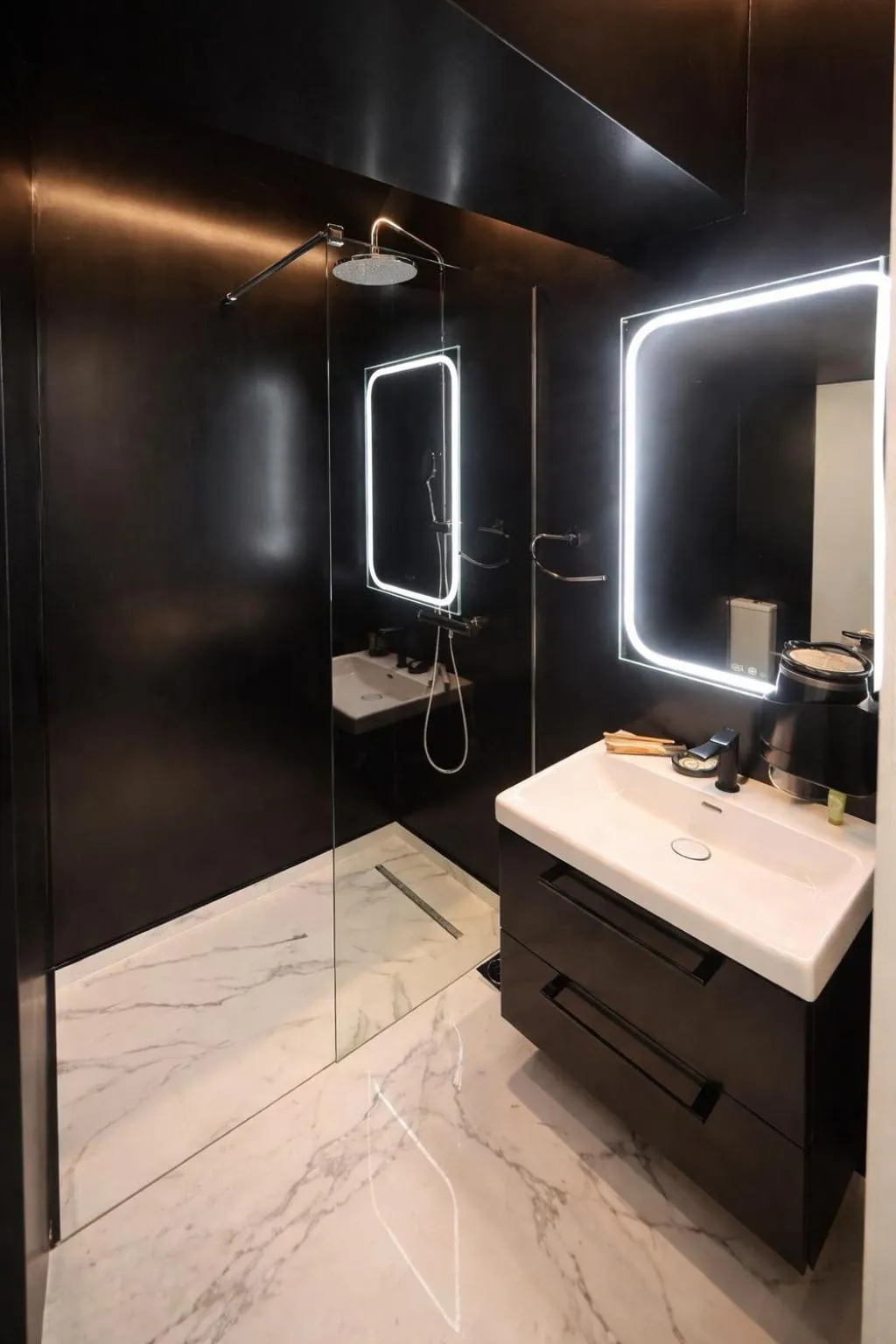 Shower in Elite Ermou Suites