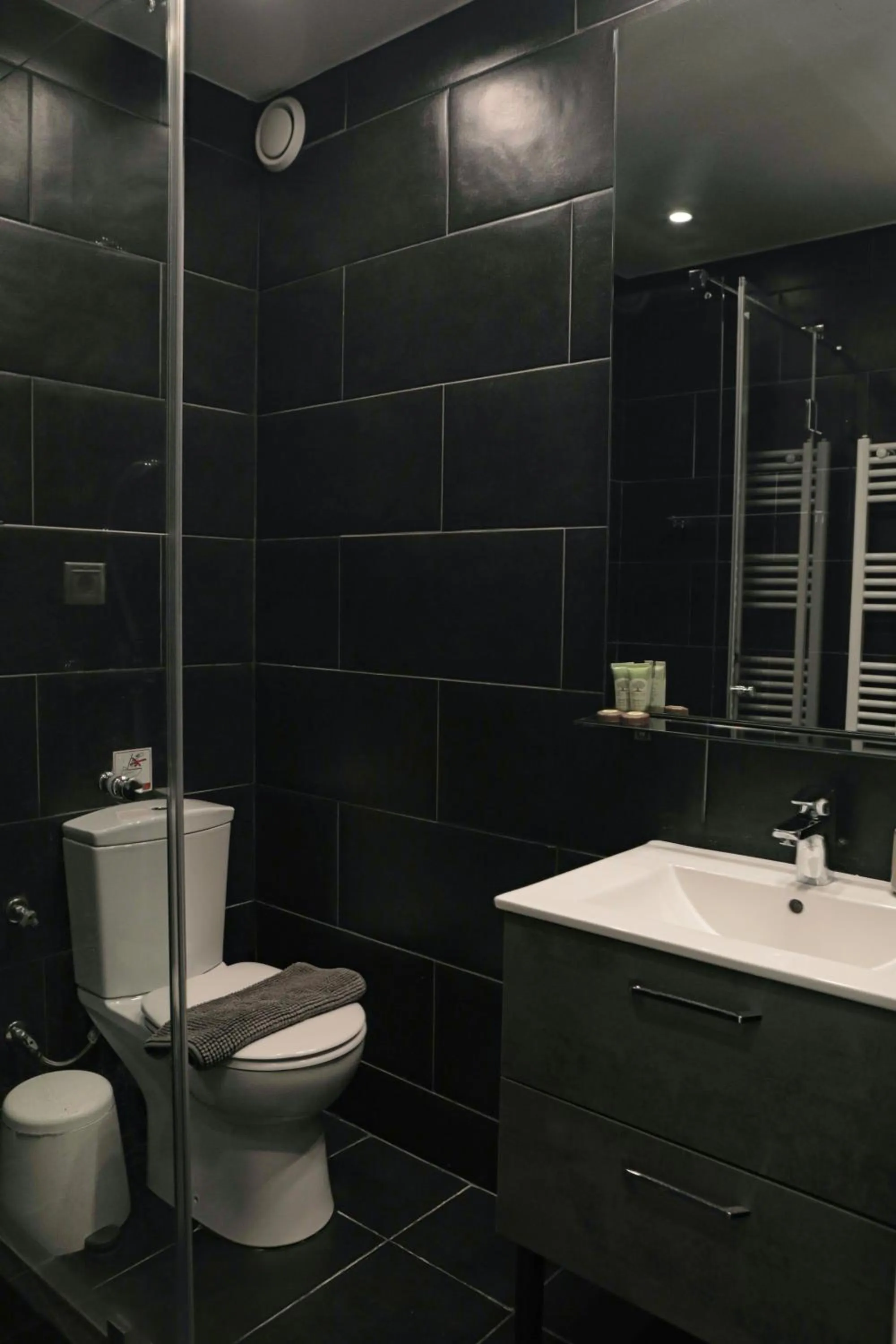 Shower in Elite Ermou Suites