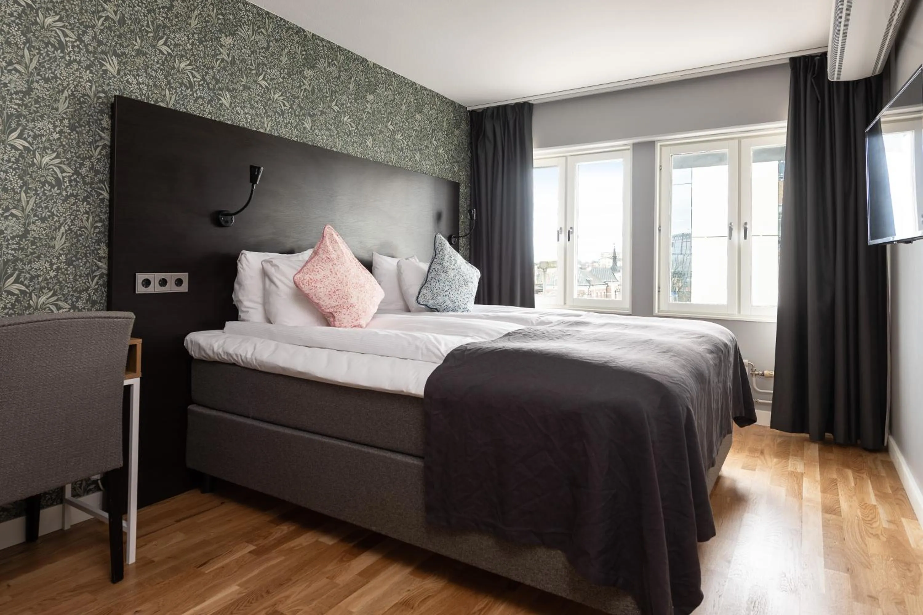 Bed in Home Hotel Plaza