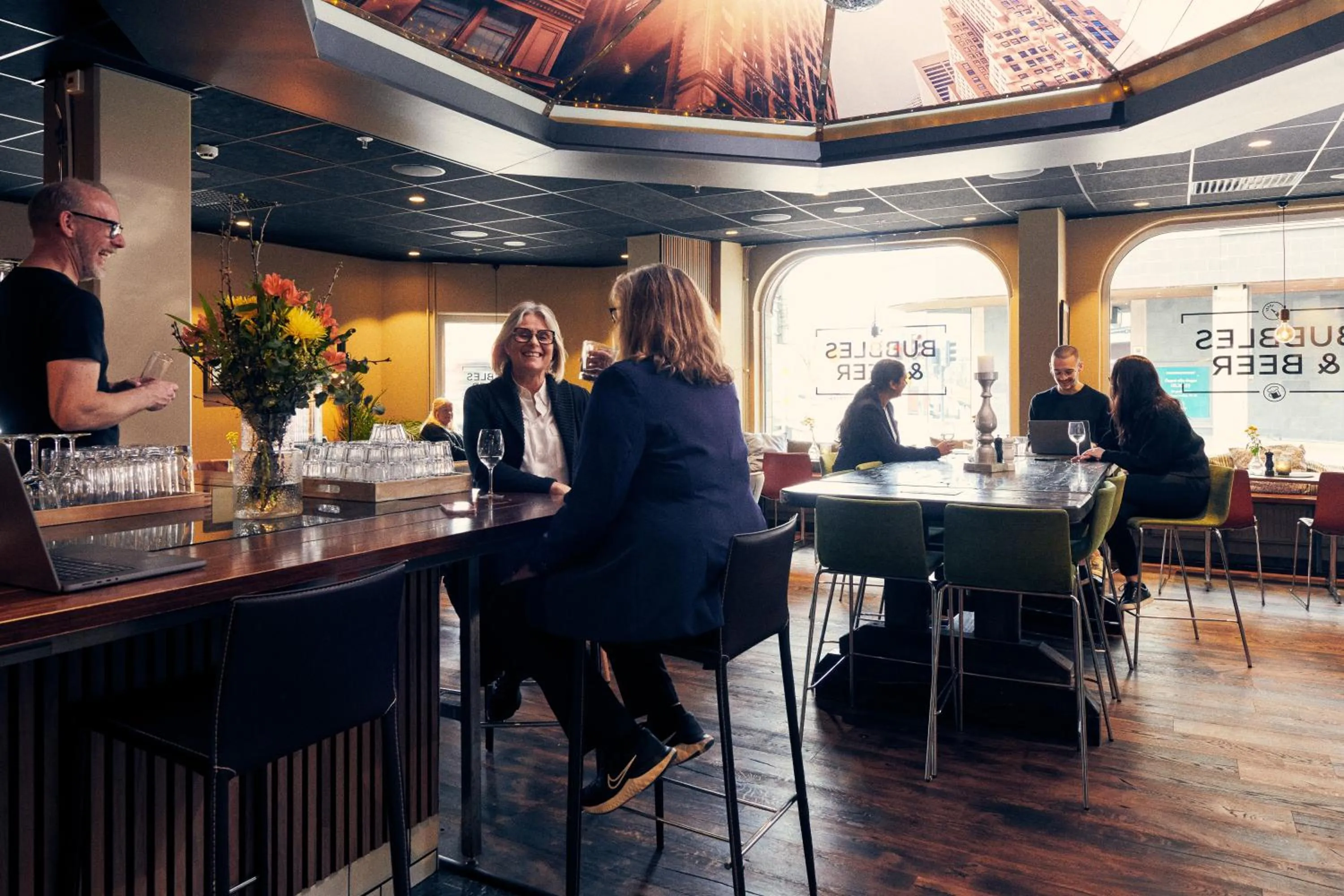 Restaurant/places to eat in Home Hotel Plaza