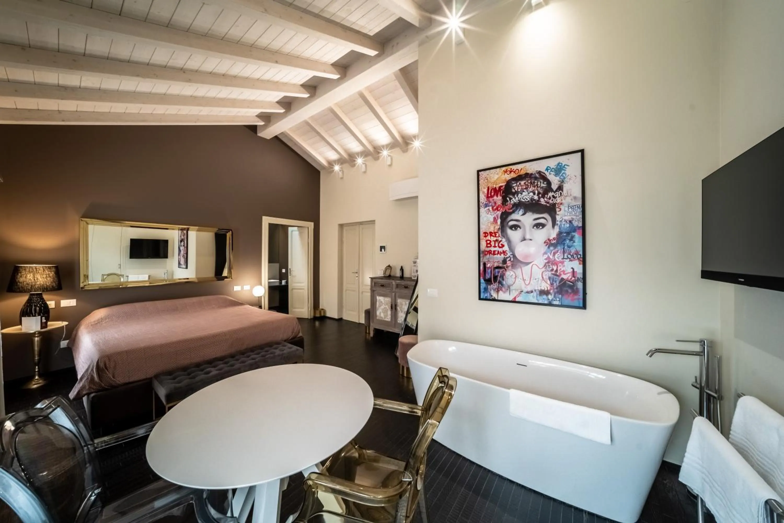 Bed in Palazzo Gozzi Bed & Beauty