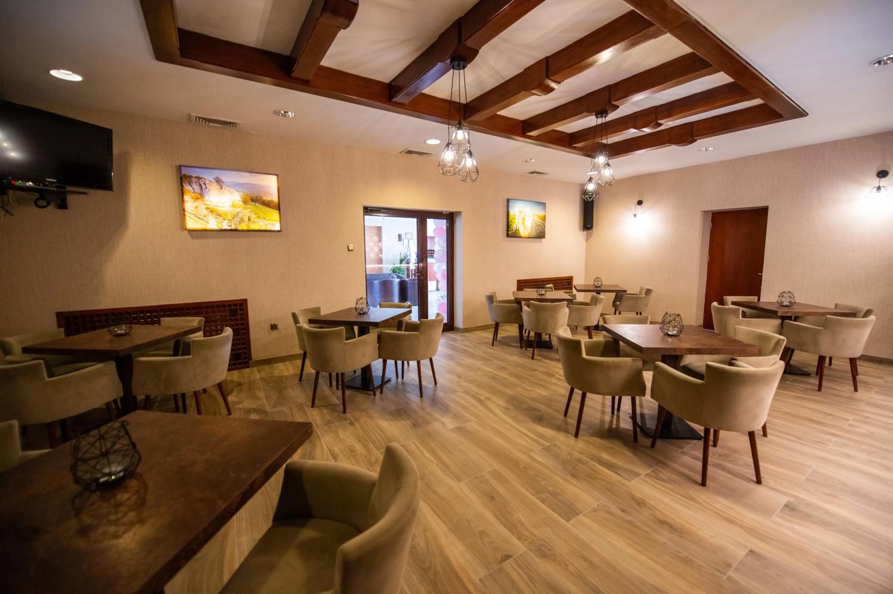 Restaurant/places to eat in Hotel Ostaniec