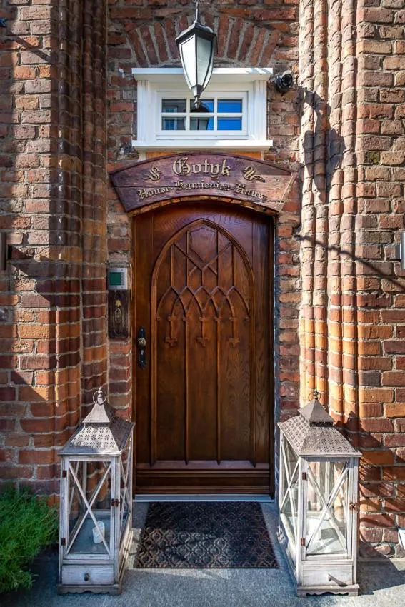 Facade/entrance in Gotyk House