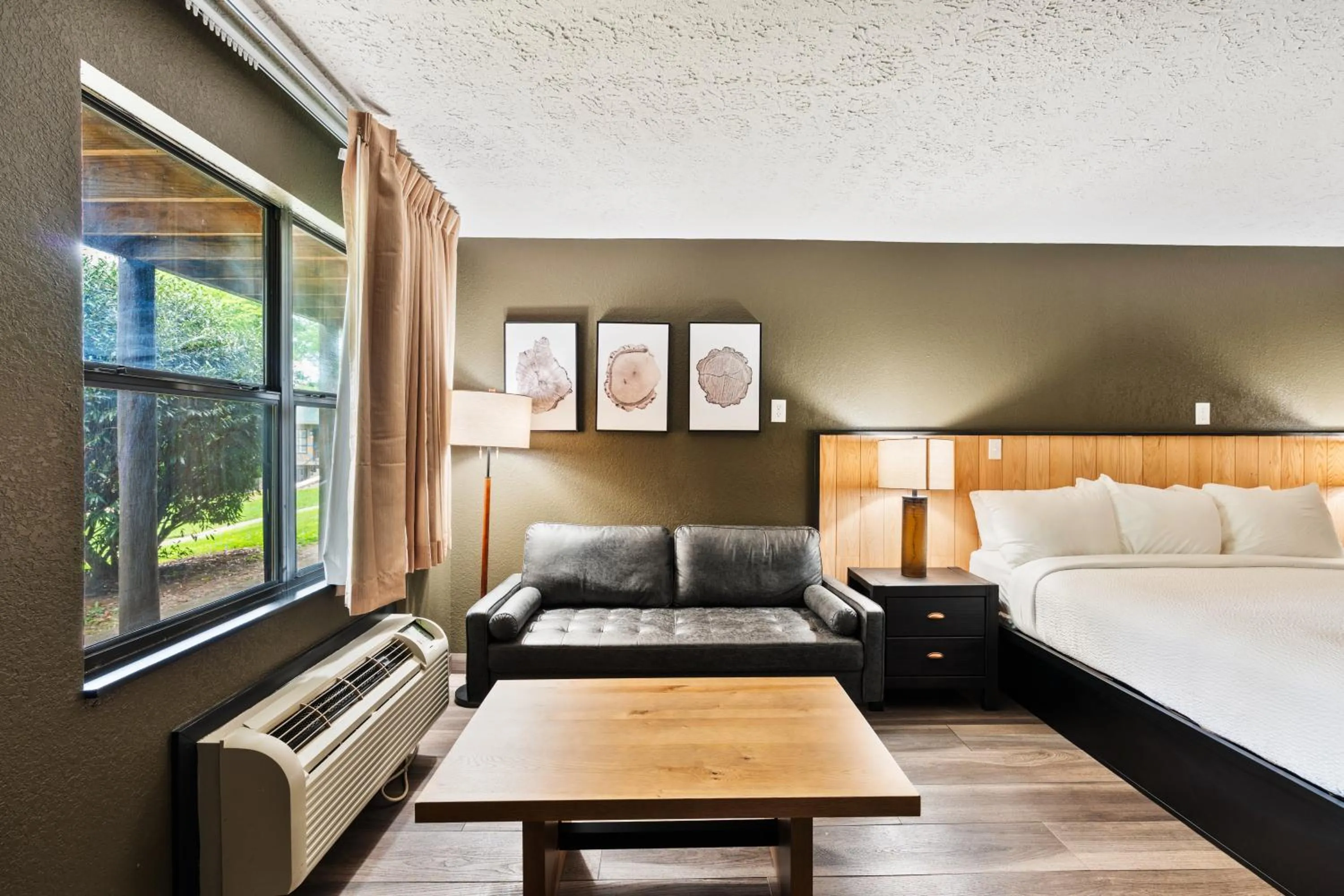 Bed in Tremont Lodge & Resort