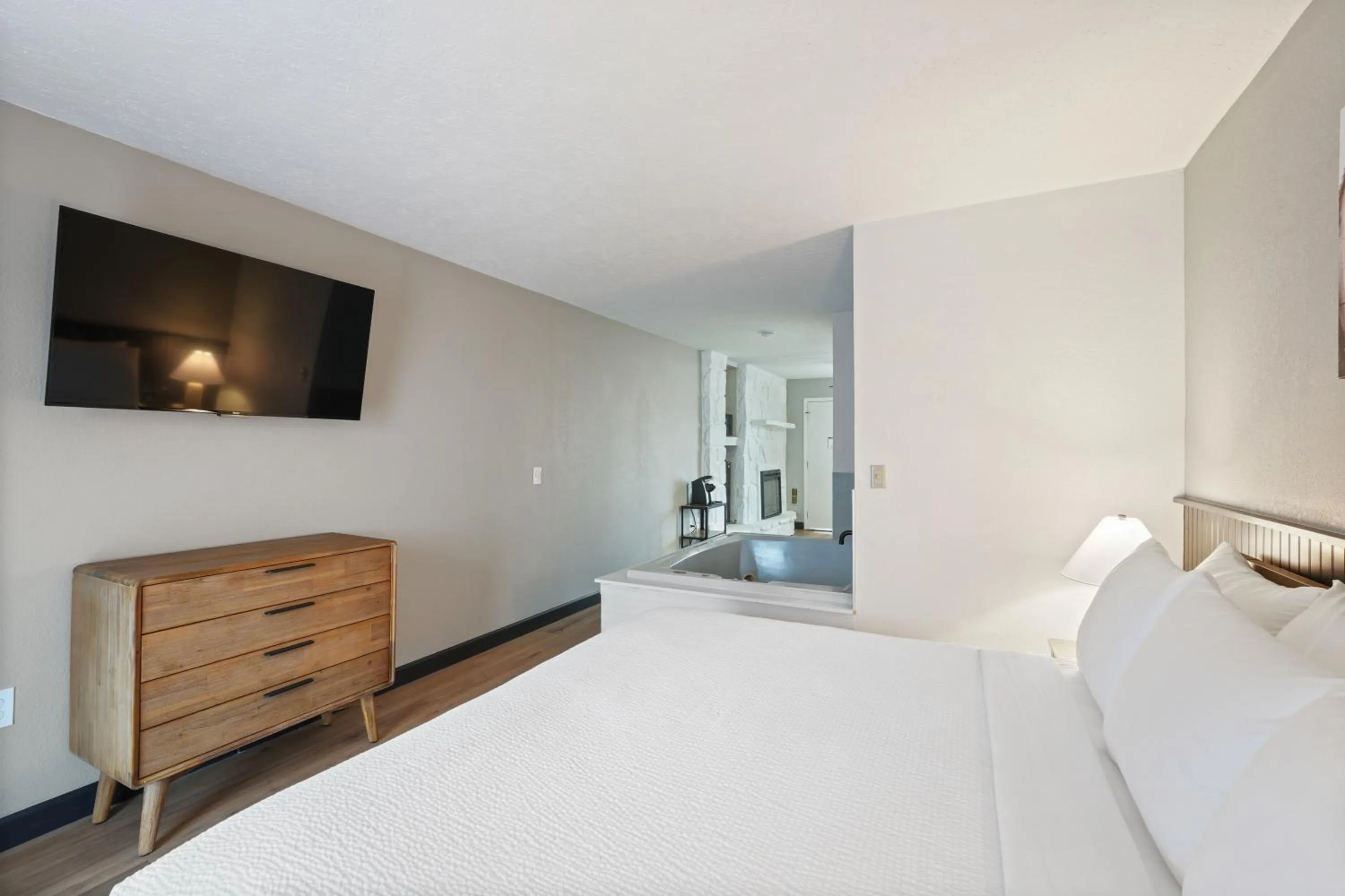 Bed in Tremont Lodge & Resort