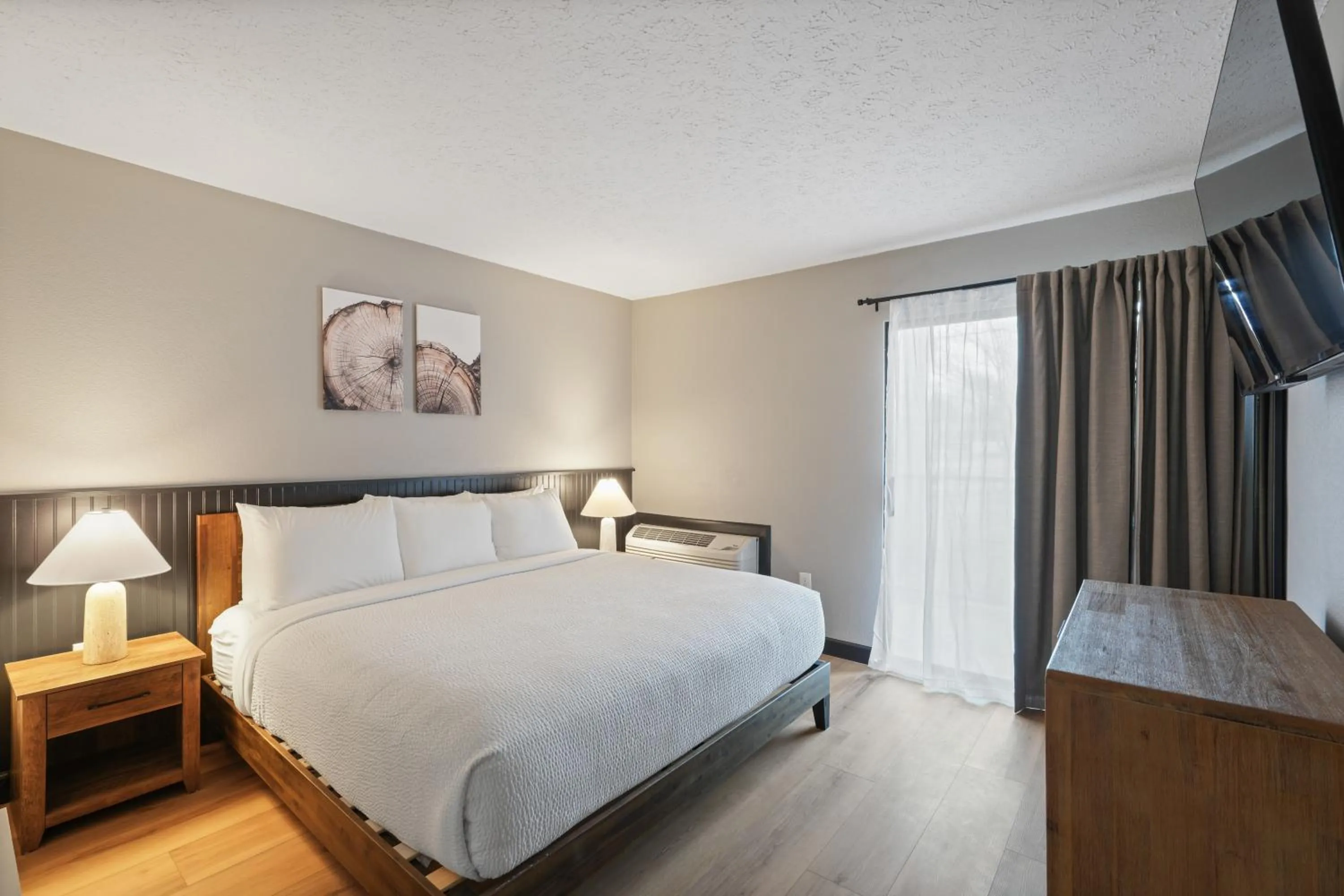 Bed in Tremont Lodge & Resort