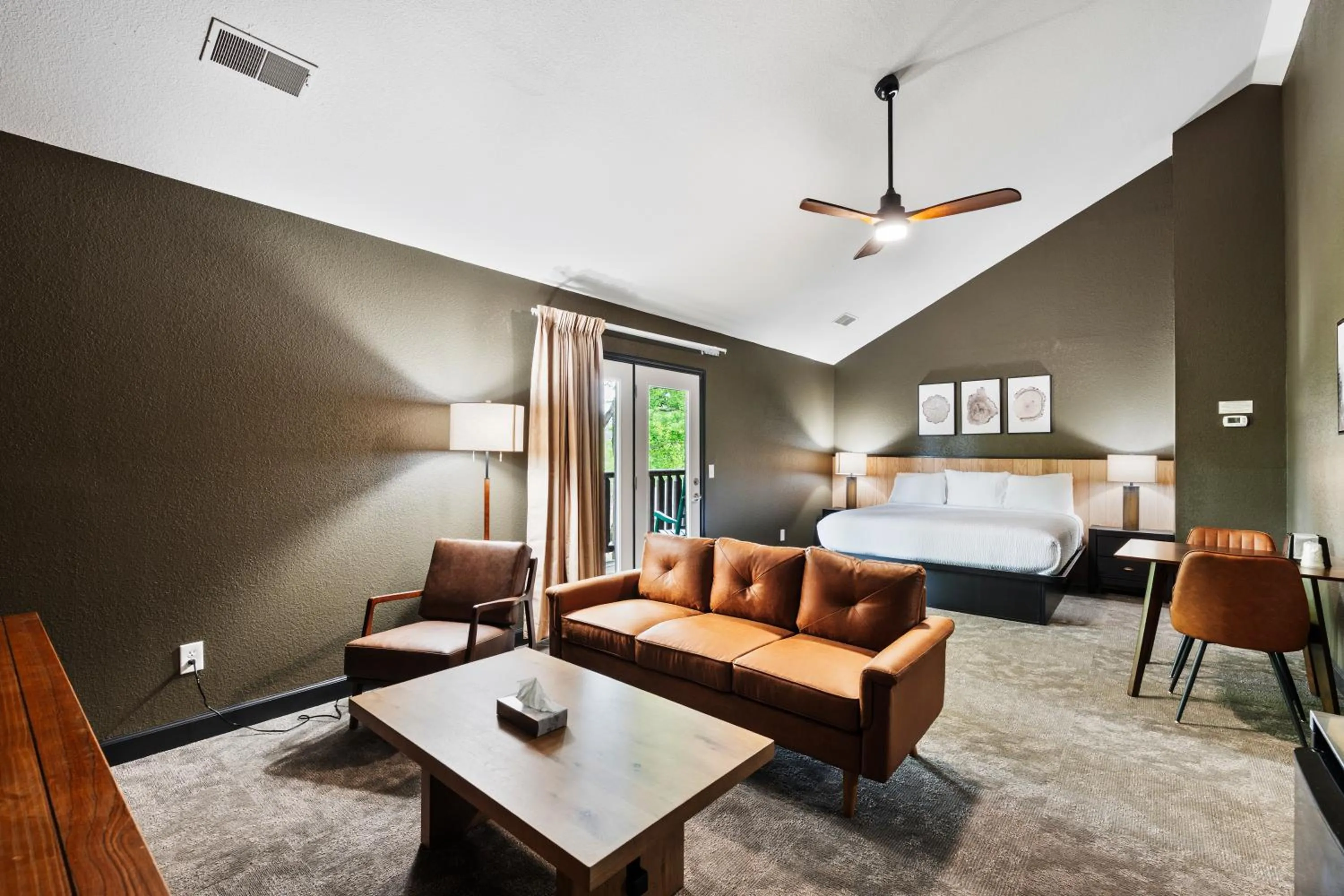 Bed in Tremont Lodge & Resort