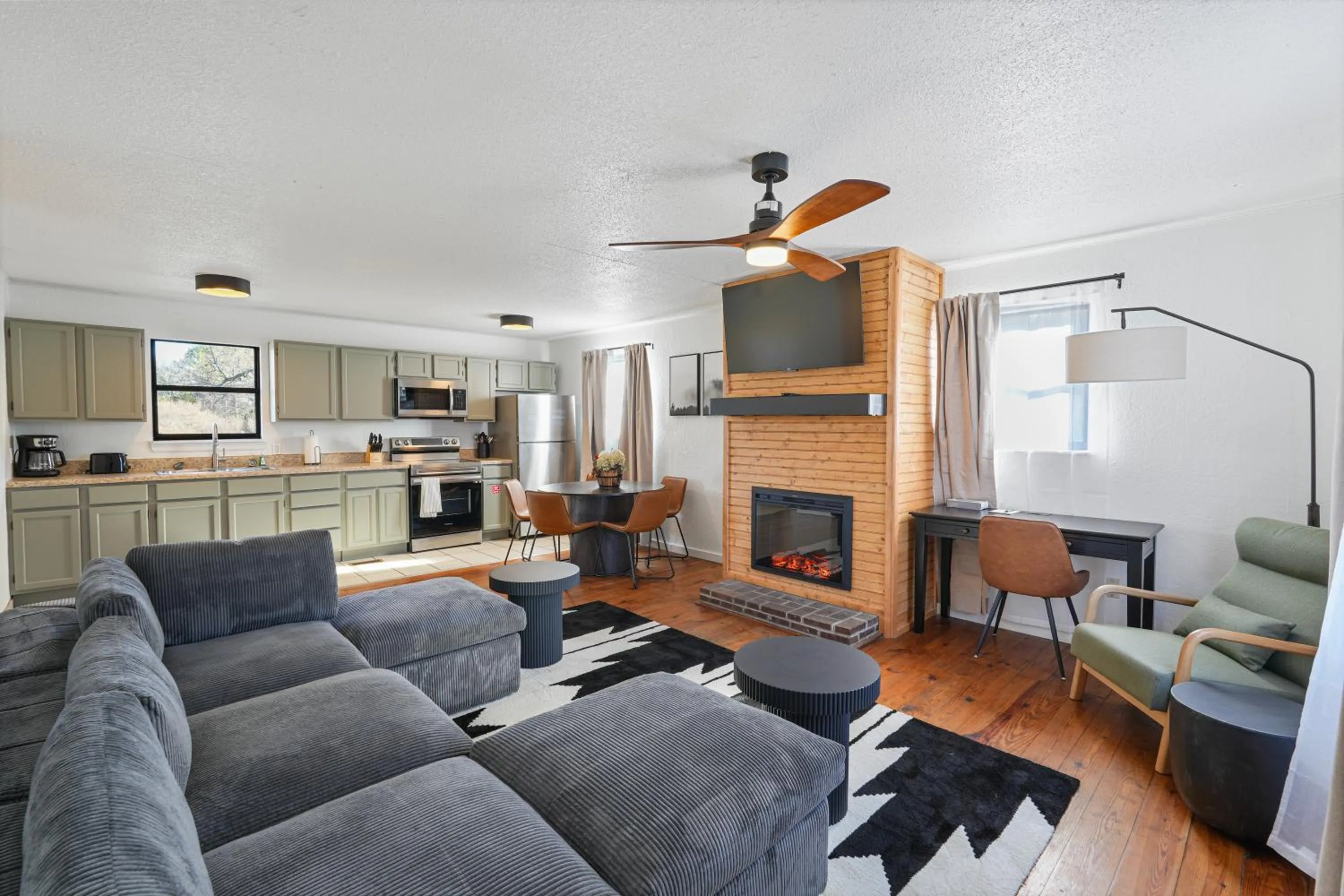 Communal lounge/ TV room in Tremont Lodge & Resort