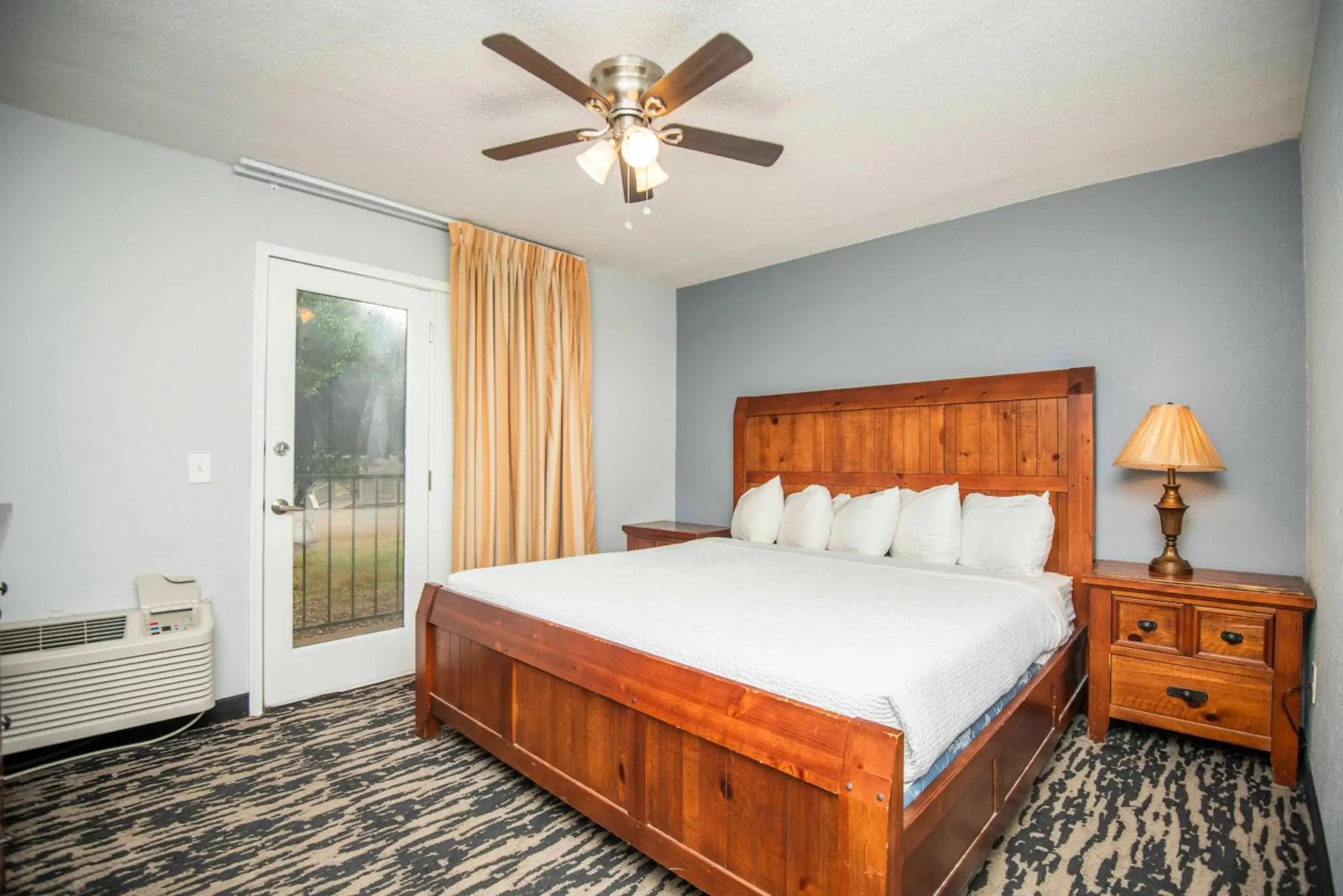 King Fireplace Suite Pet Friendly in Tremont Lodge & Resort King Fireplace Suite Pet Friendly in Tremont Lodge & Resort