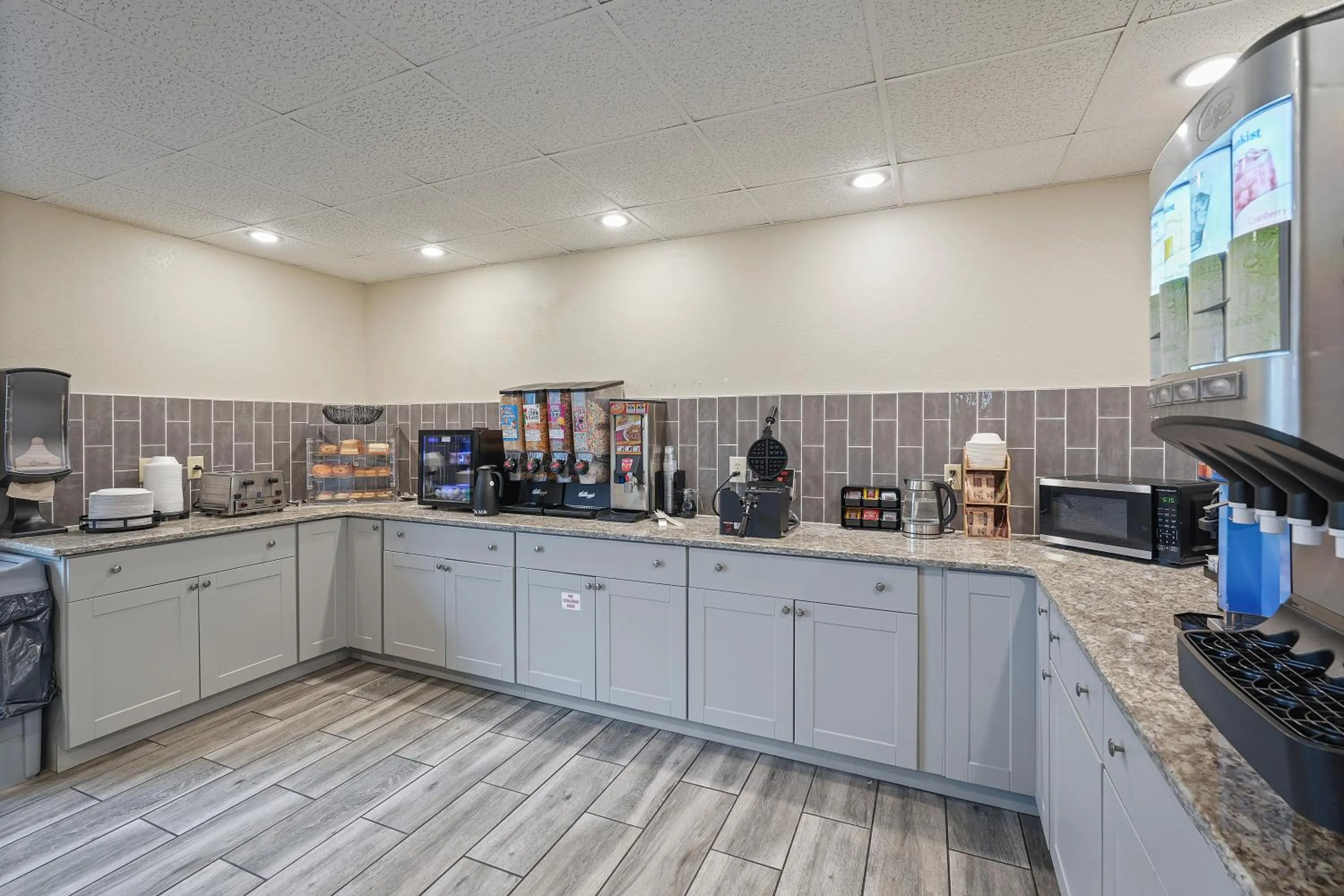 Continental breakfast in Tremont Lodge & Resort