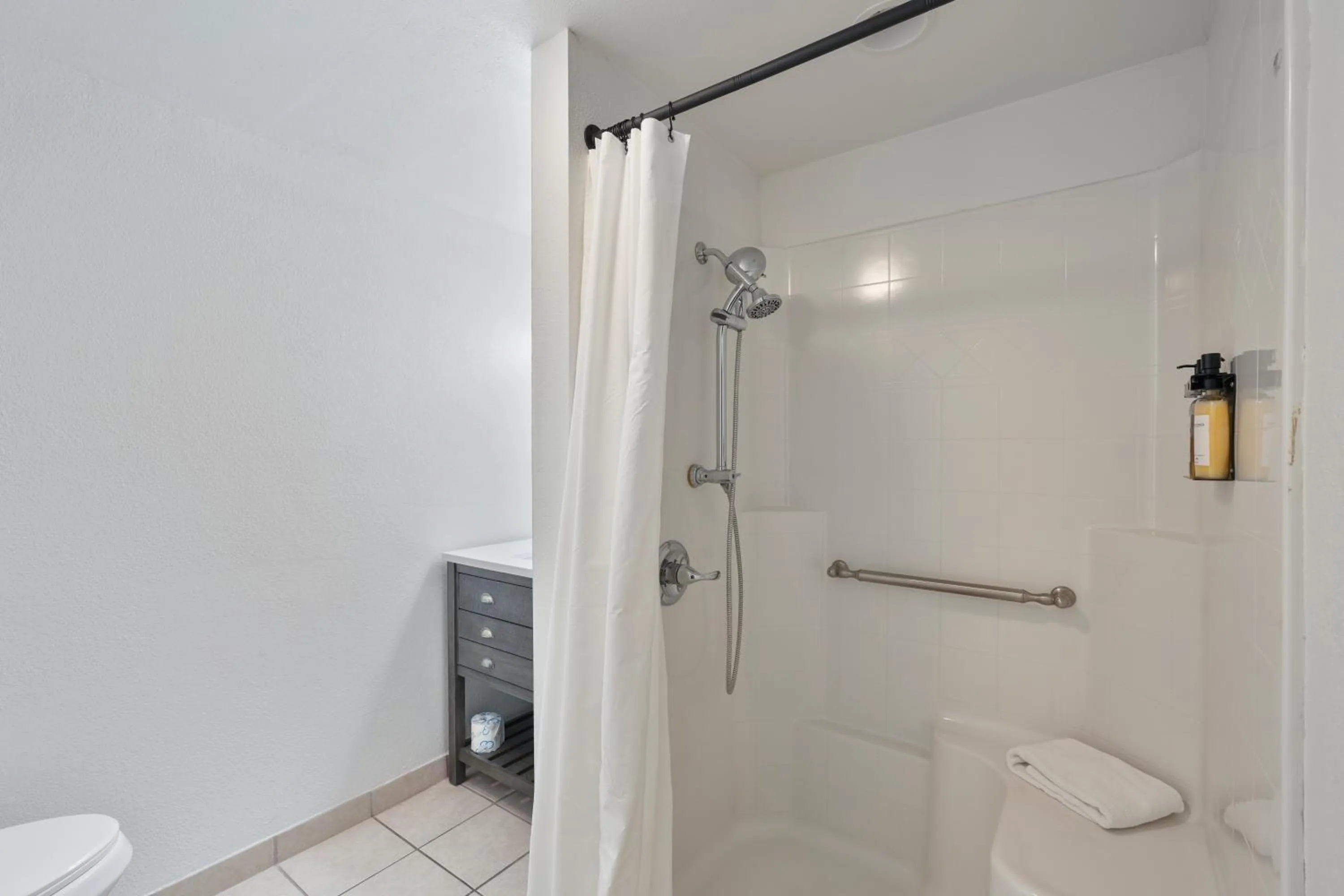 Shower in Tremont Lodge & Resort