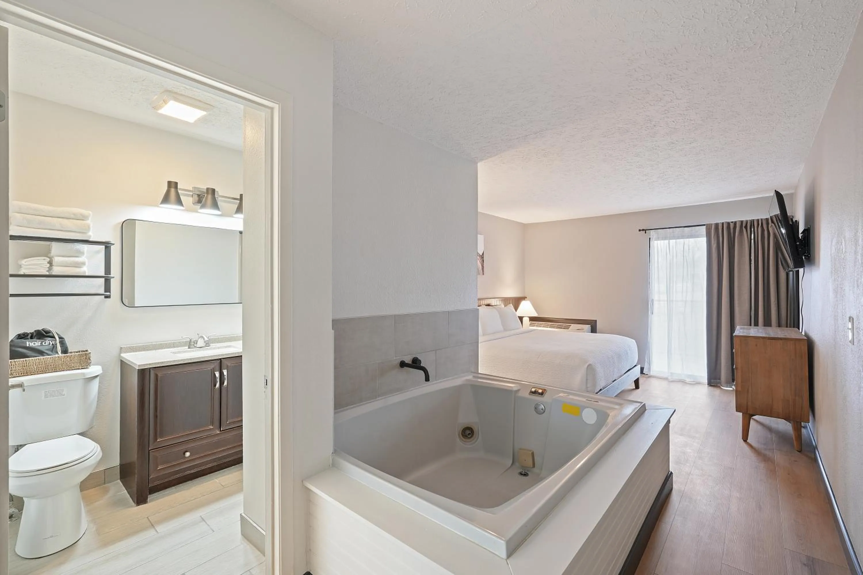 Bathroom, Bed in Tremont Lodge & Resort