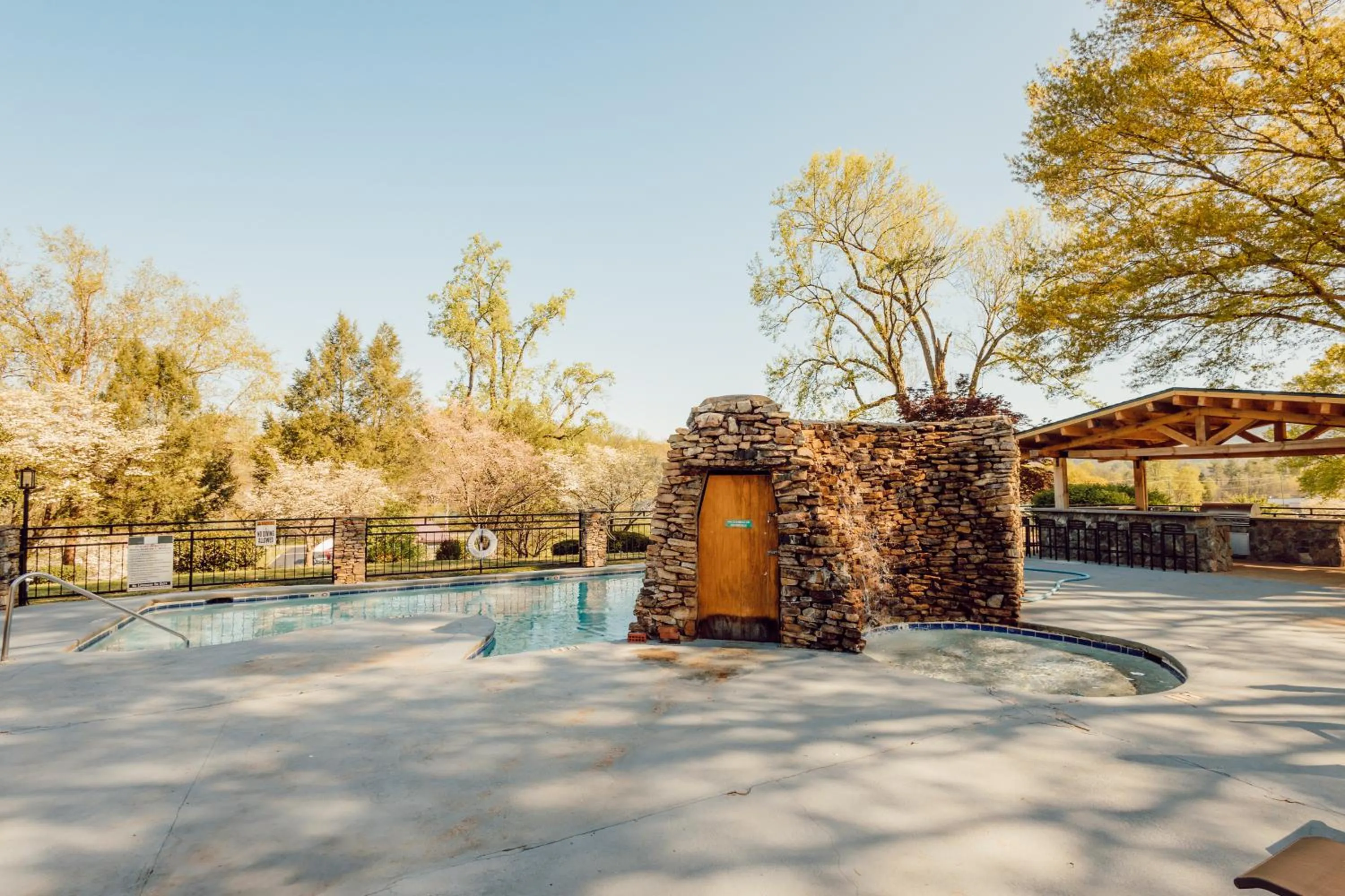 Swimming pool in Tremont Lodge & Resort