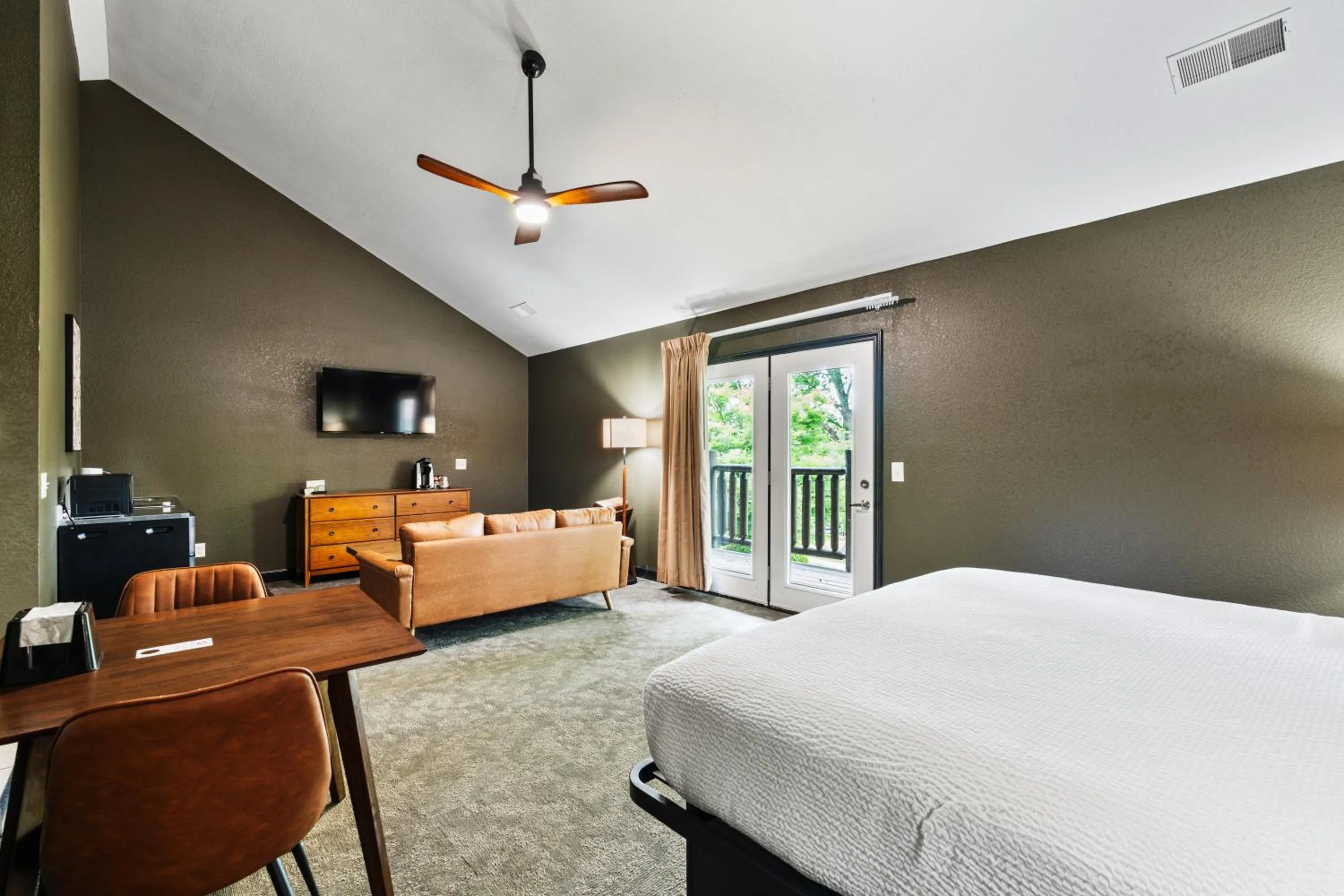 Communal lounge/ TV room, Bed in Tremont Lodge & Resort