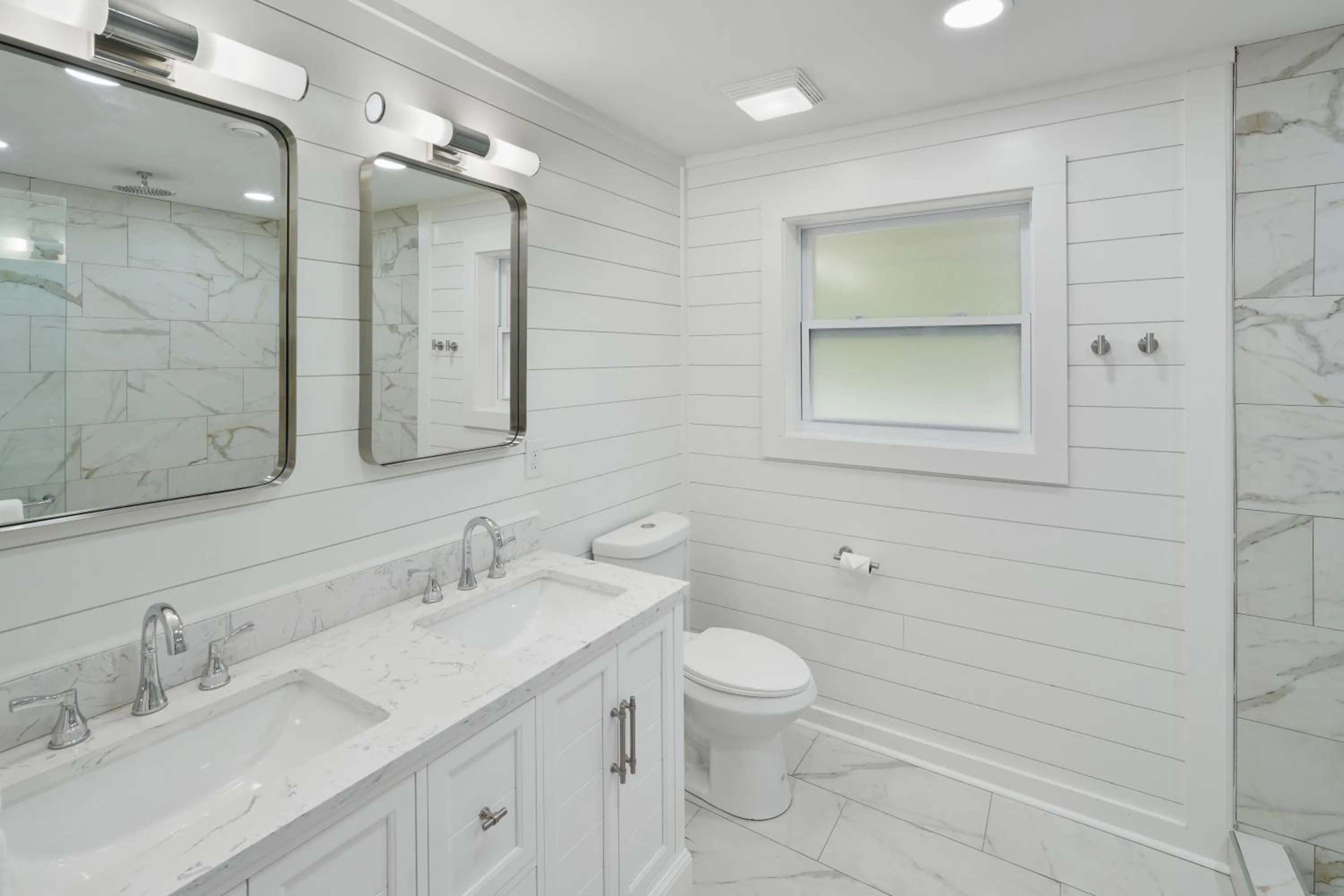 Shower in Tremont Lodge & Resort