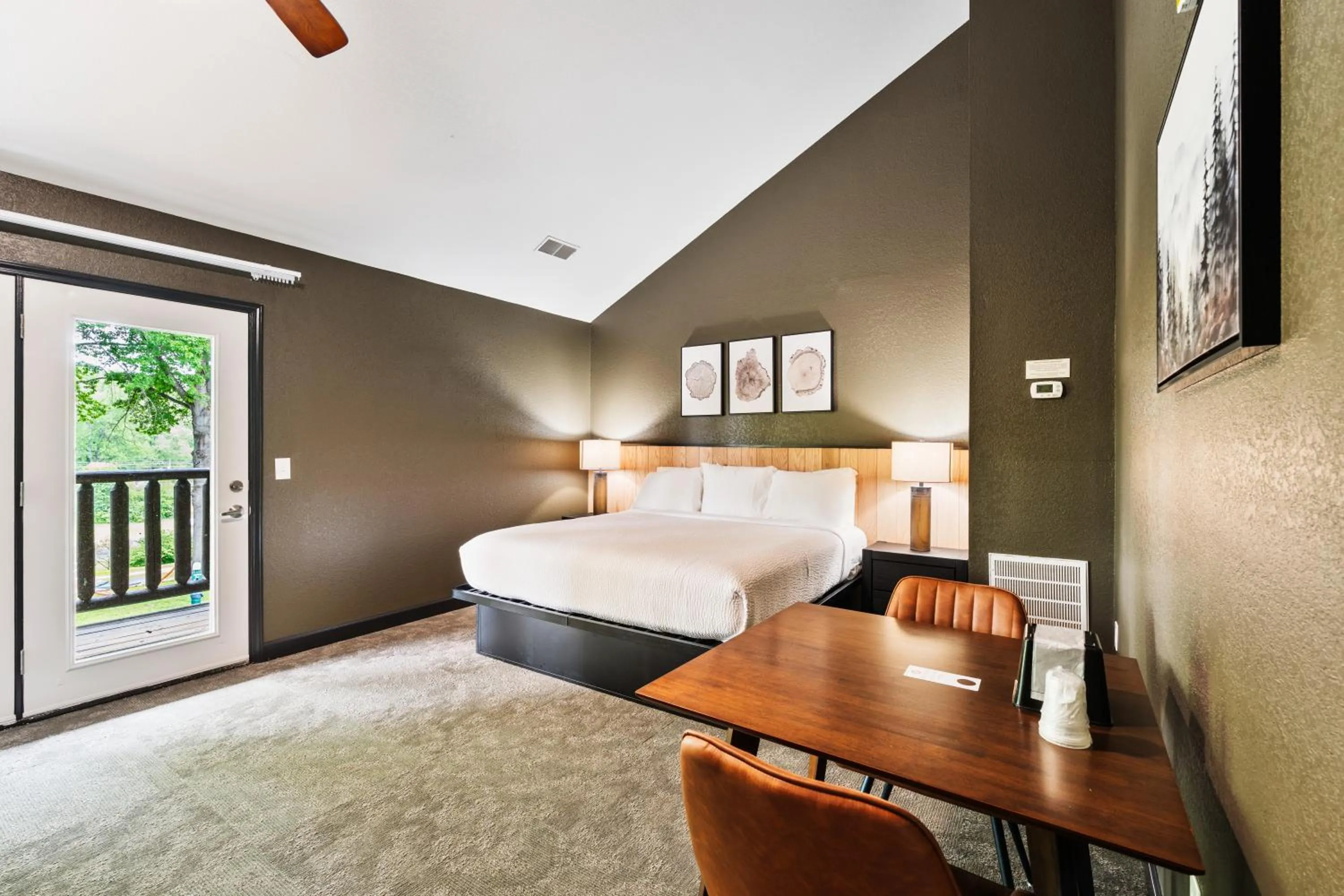 Bed in Tremont Lodge & Resort