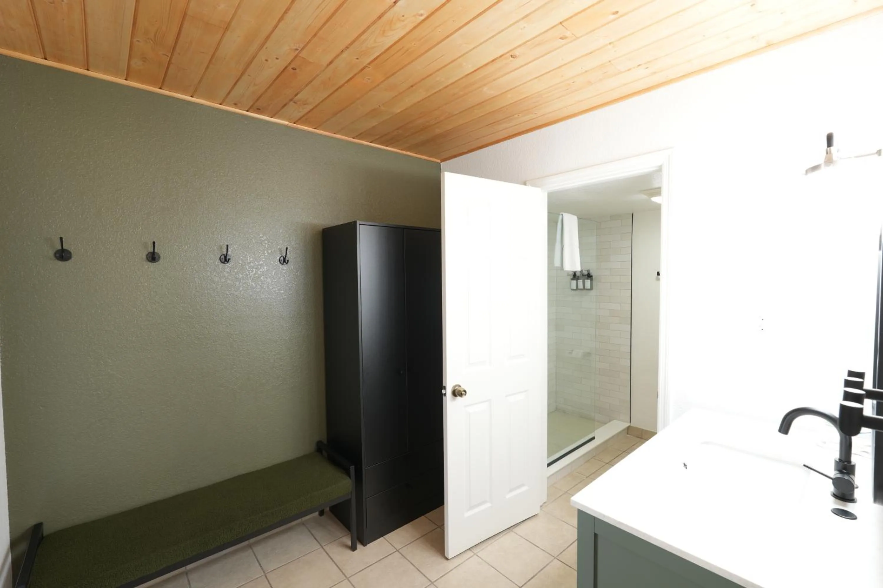 Shower in Tremont Lodge & Resort