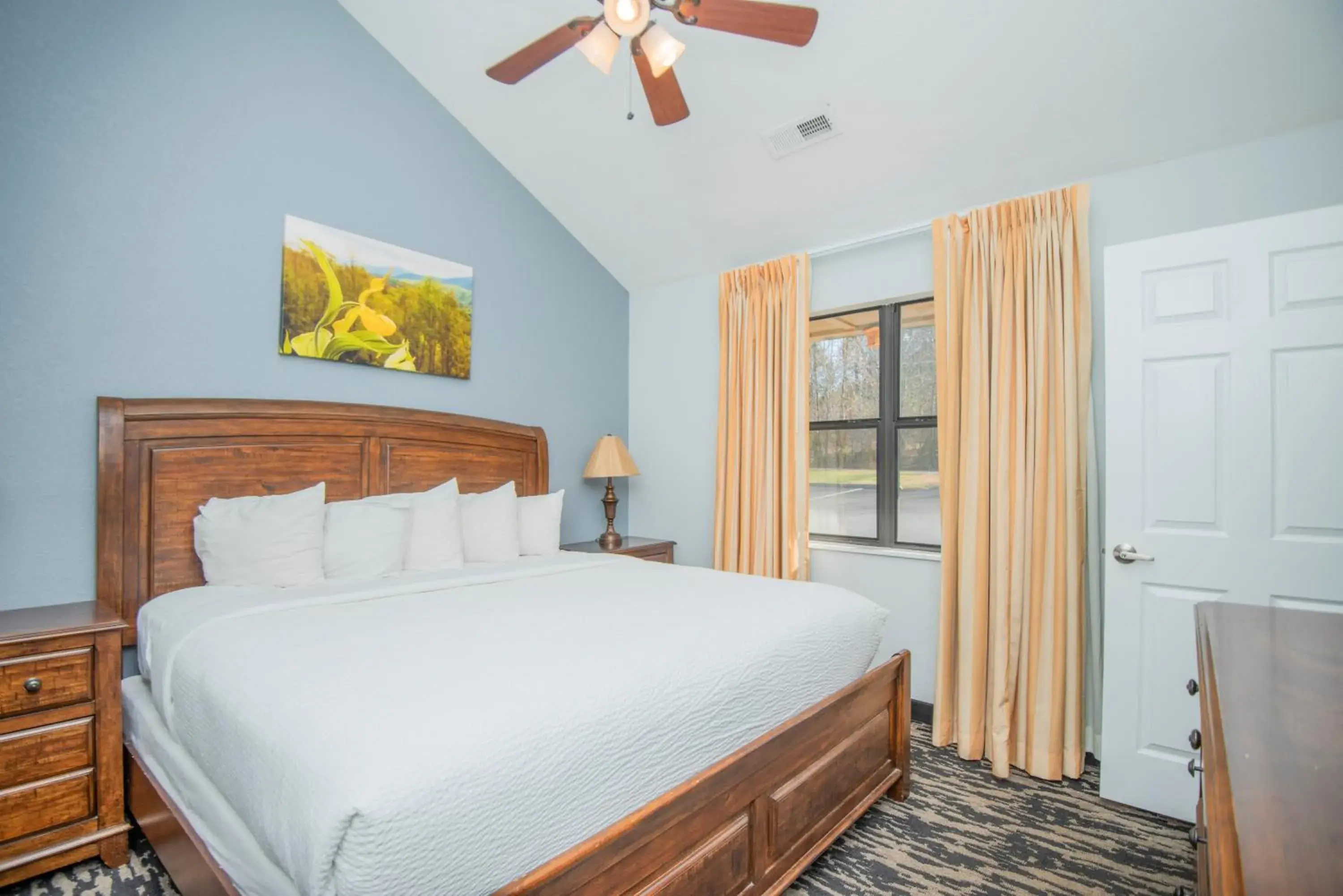 Cades Cove 1 Bedroom Suite w/ Kitchenette in Tremont Lodge & Resort Cades Cove 1 Bedroom Suite w/ Kitchenette in Tremont Lodge & Resort