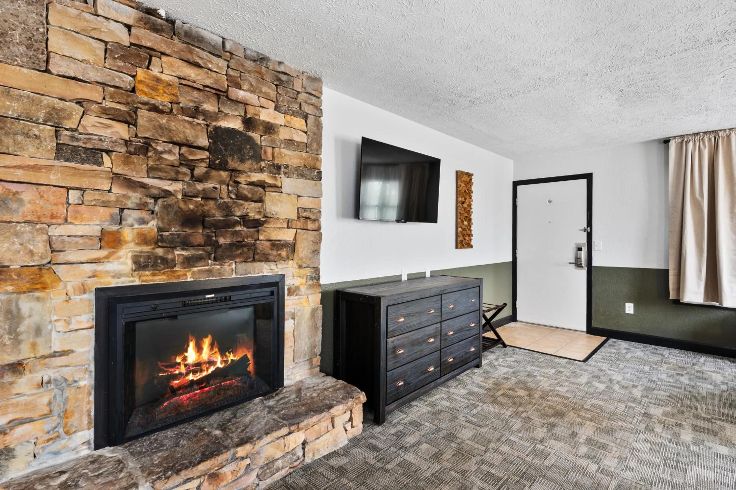 Communal lounge/ TV room in Tremont Lodge & Resort