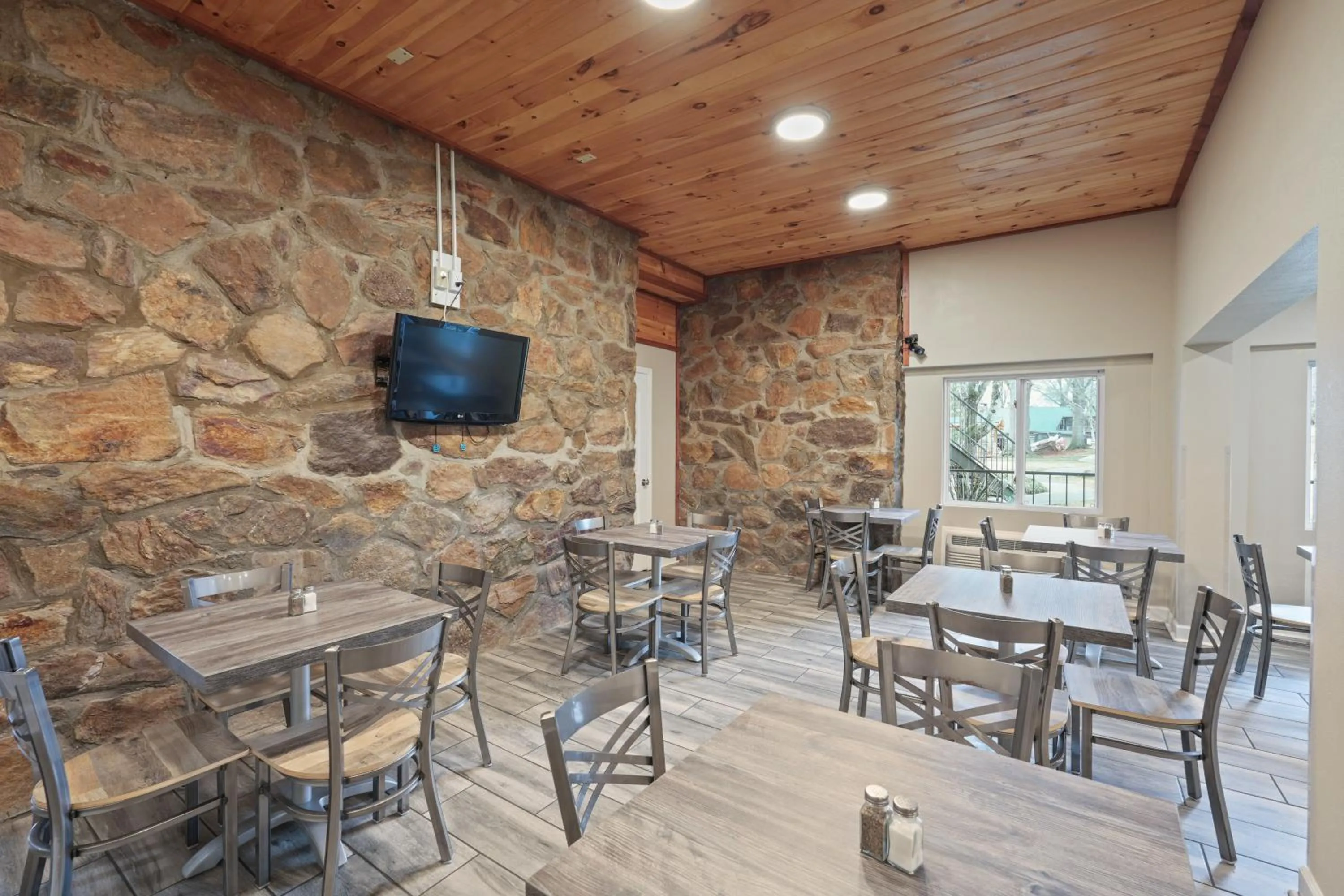 Continental breakfast in Tremont Lodge & Resort