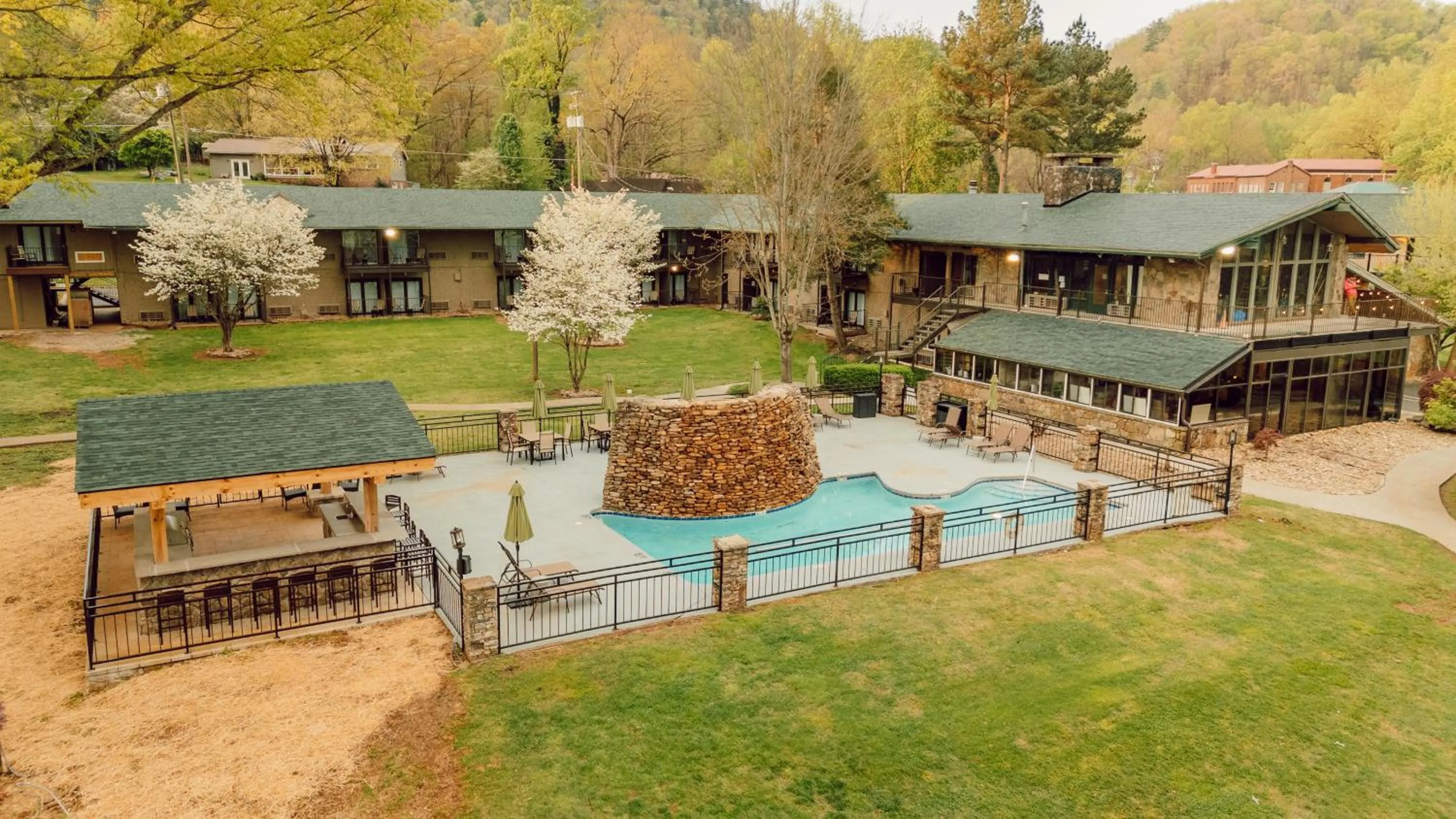 Swimming pool in Tremont Lodge & Resort