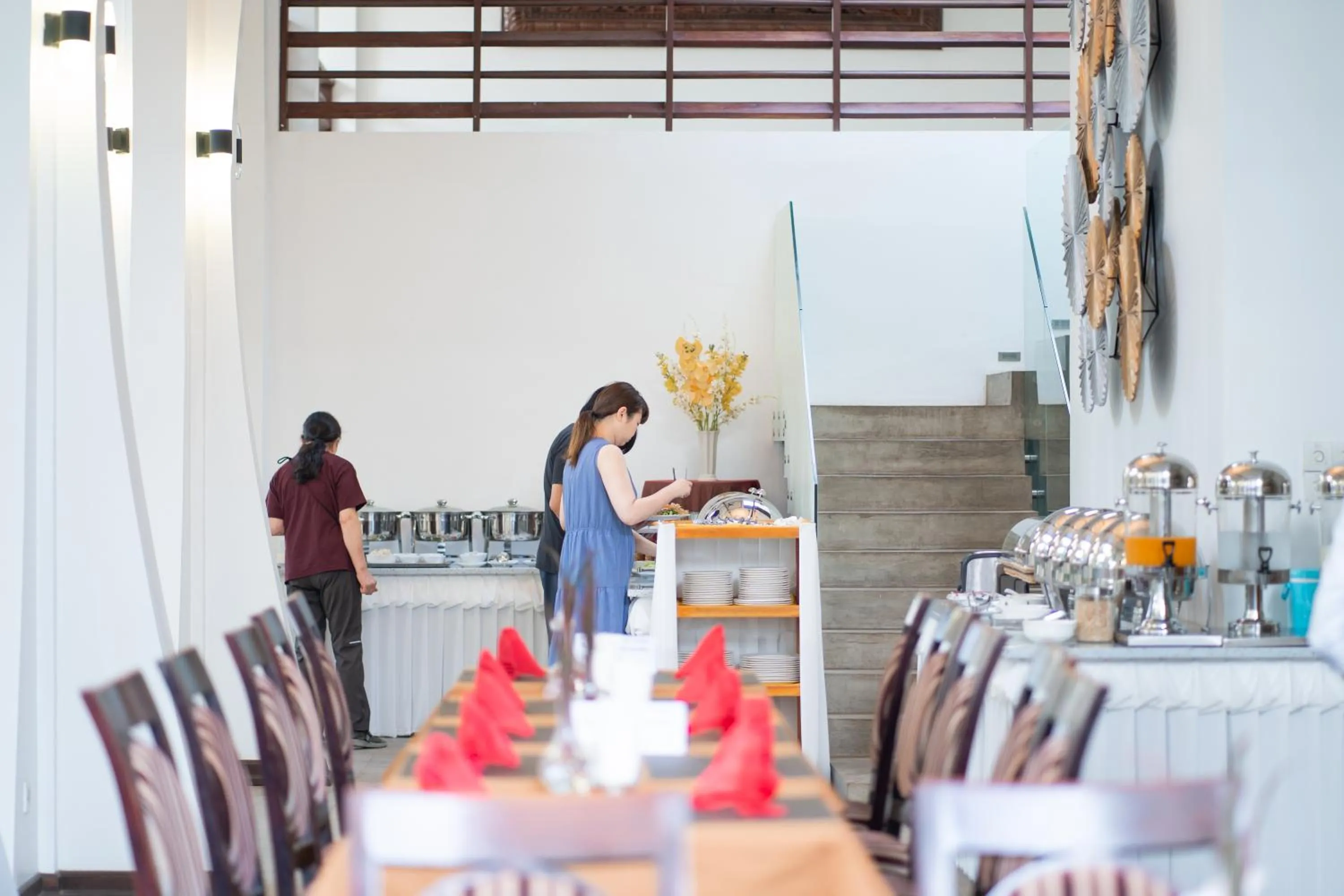 Restaurant/places to eat in The Night Hotel