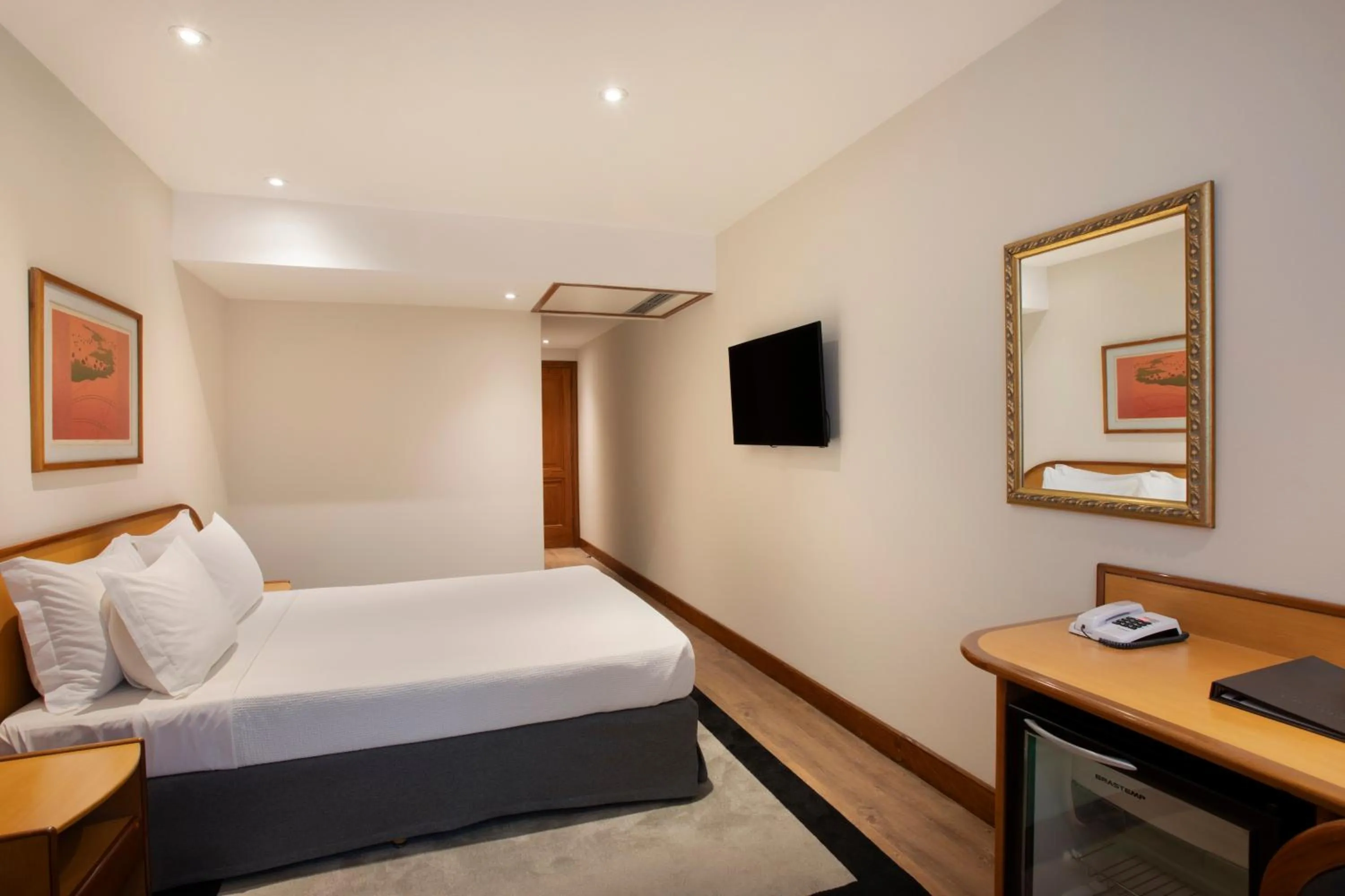 TV and multimedia, Bed in Windsor Guanabara Hotel