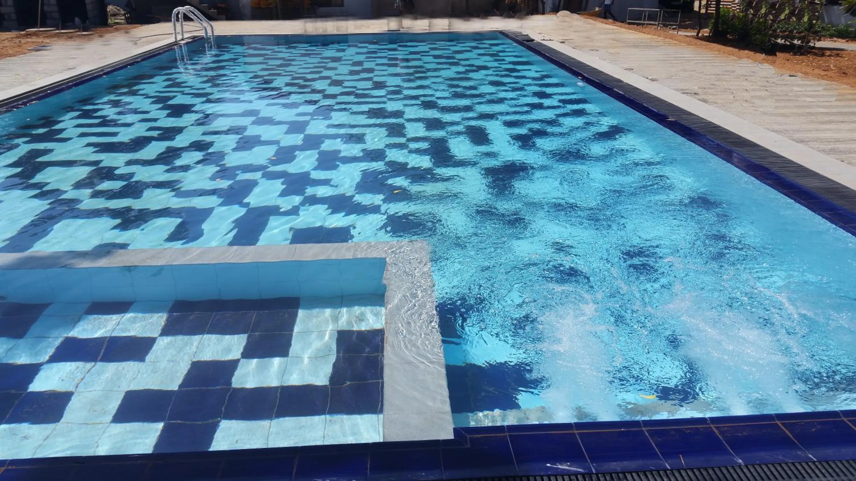 Swimming pool in Jade Green Hotel Hambantota