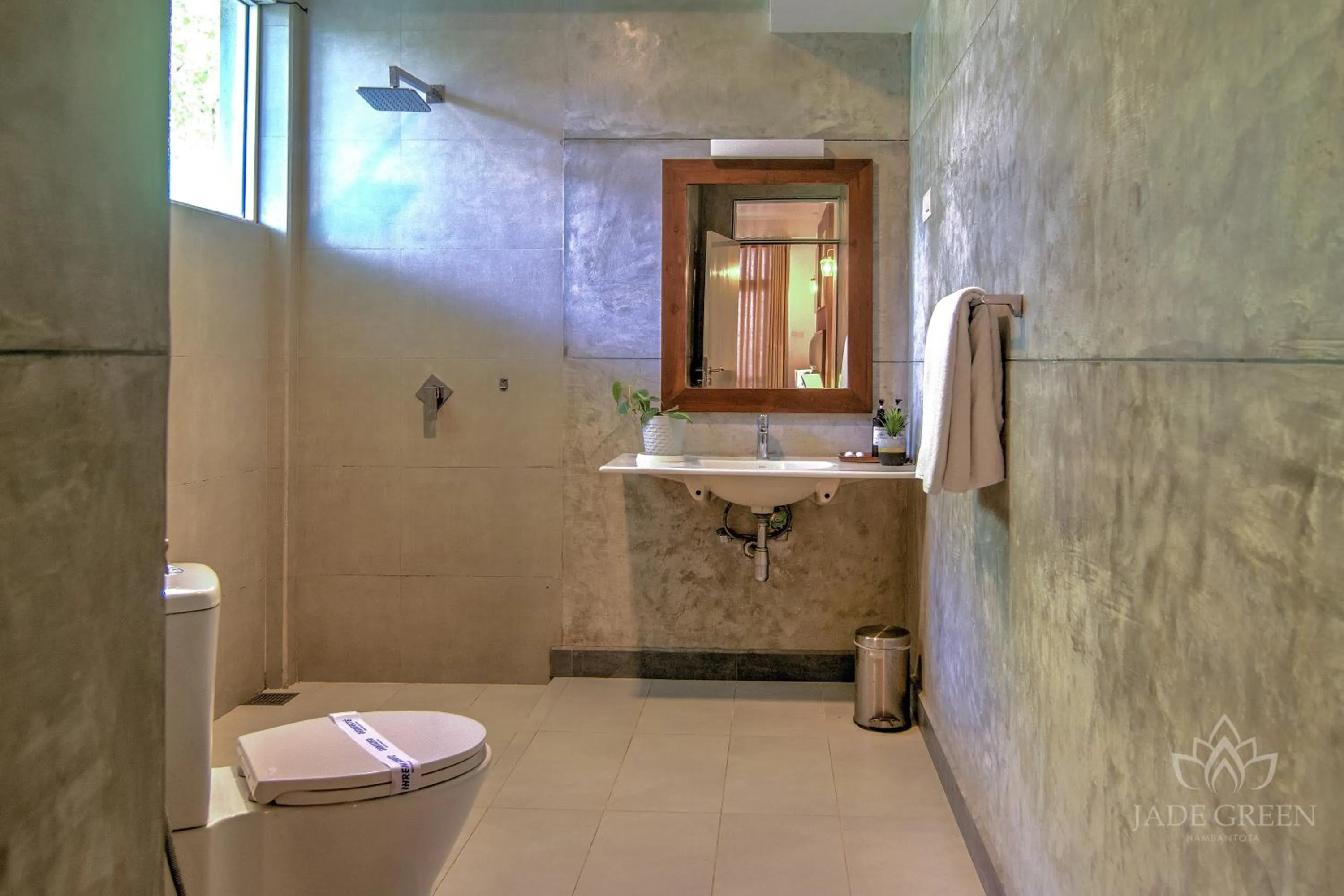 Toilet in Jade Green Hotel Hambantota