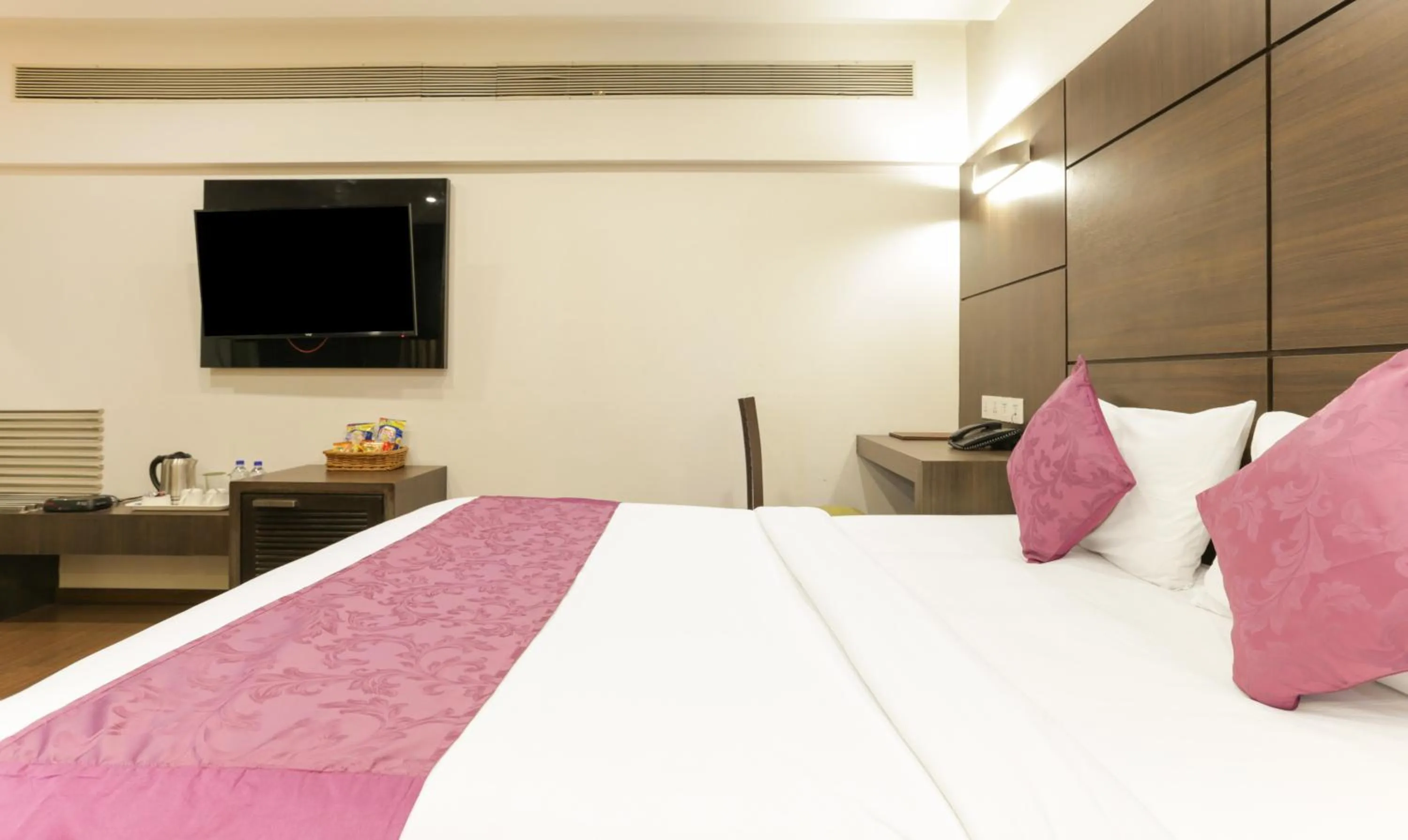 Communal lounge/ TV room, Bed in Hotel Metropolis