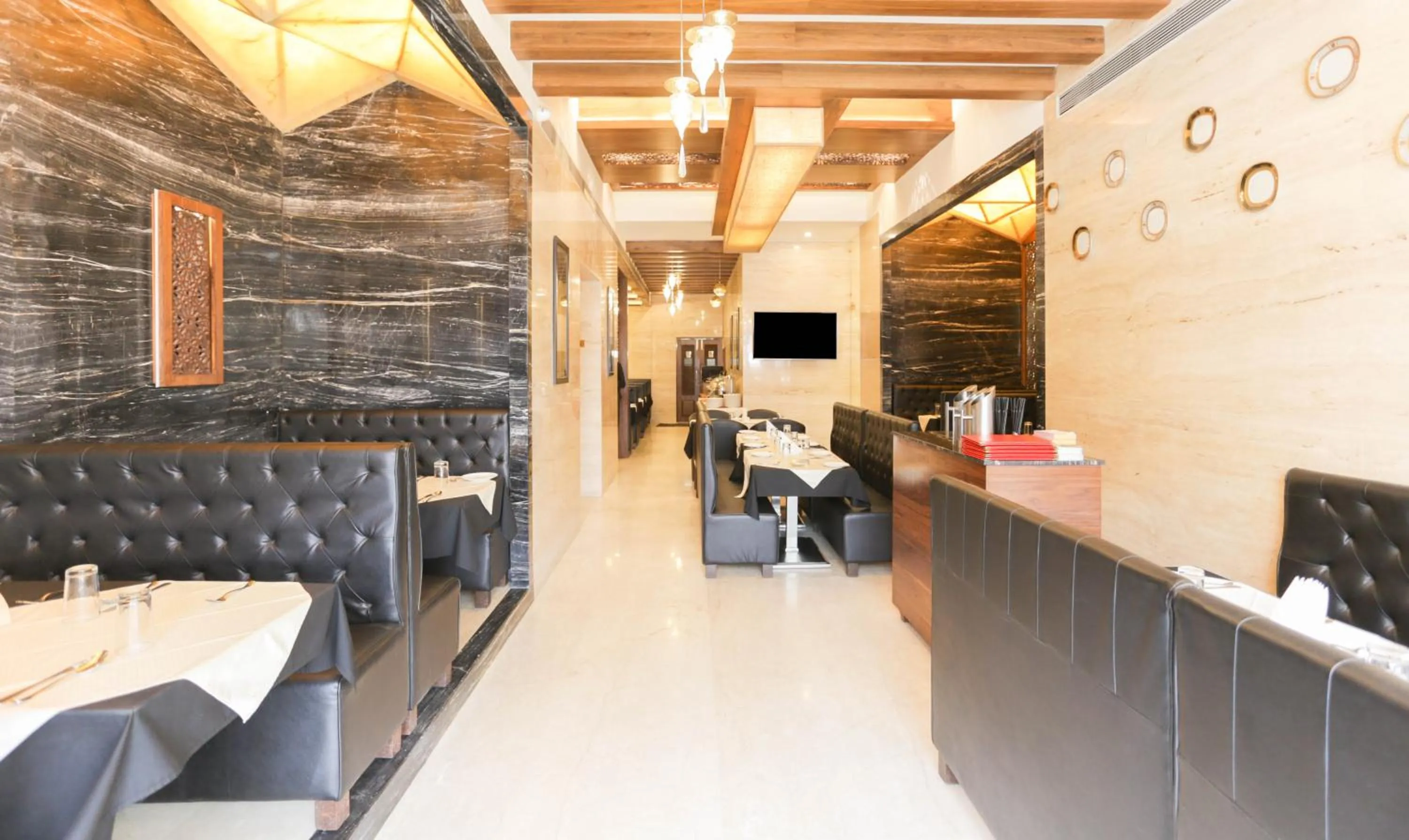 Restaurant/places to eat in Hotel Metropolis