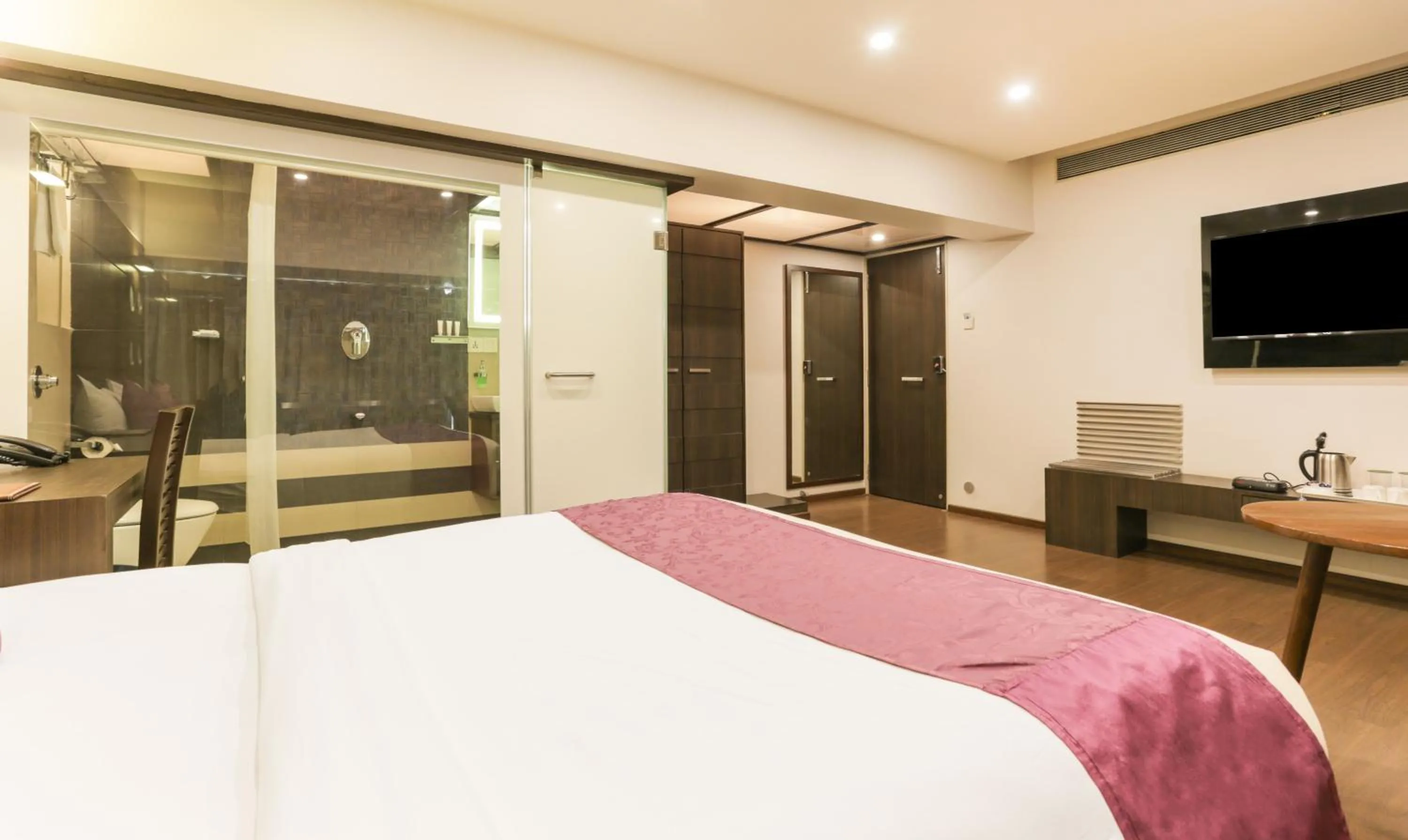 Communal lounge/ TV room, Bed in Hotel Metropolis