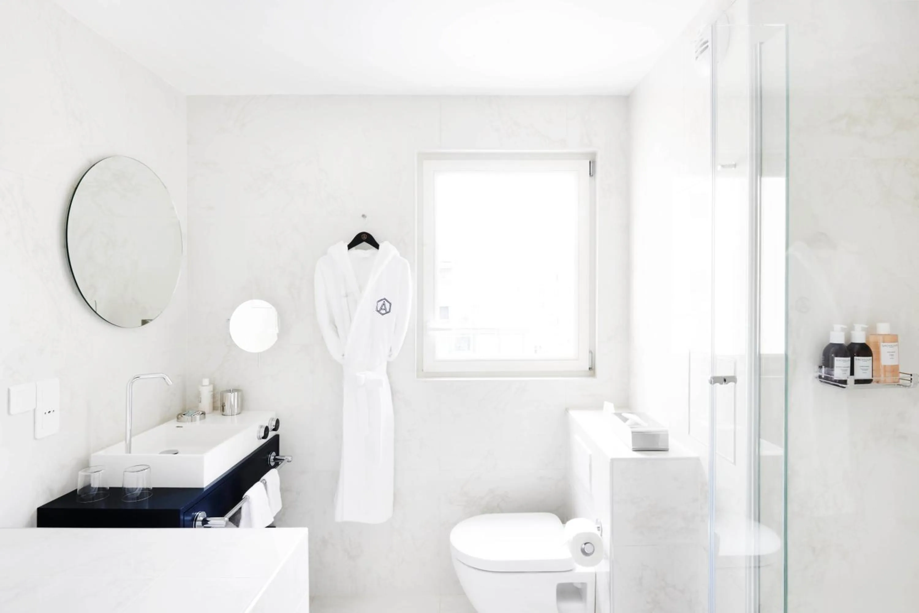 Toilet in Perpetual Elysée Montaigne