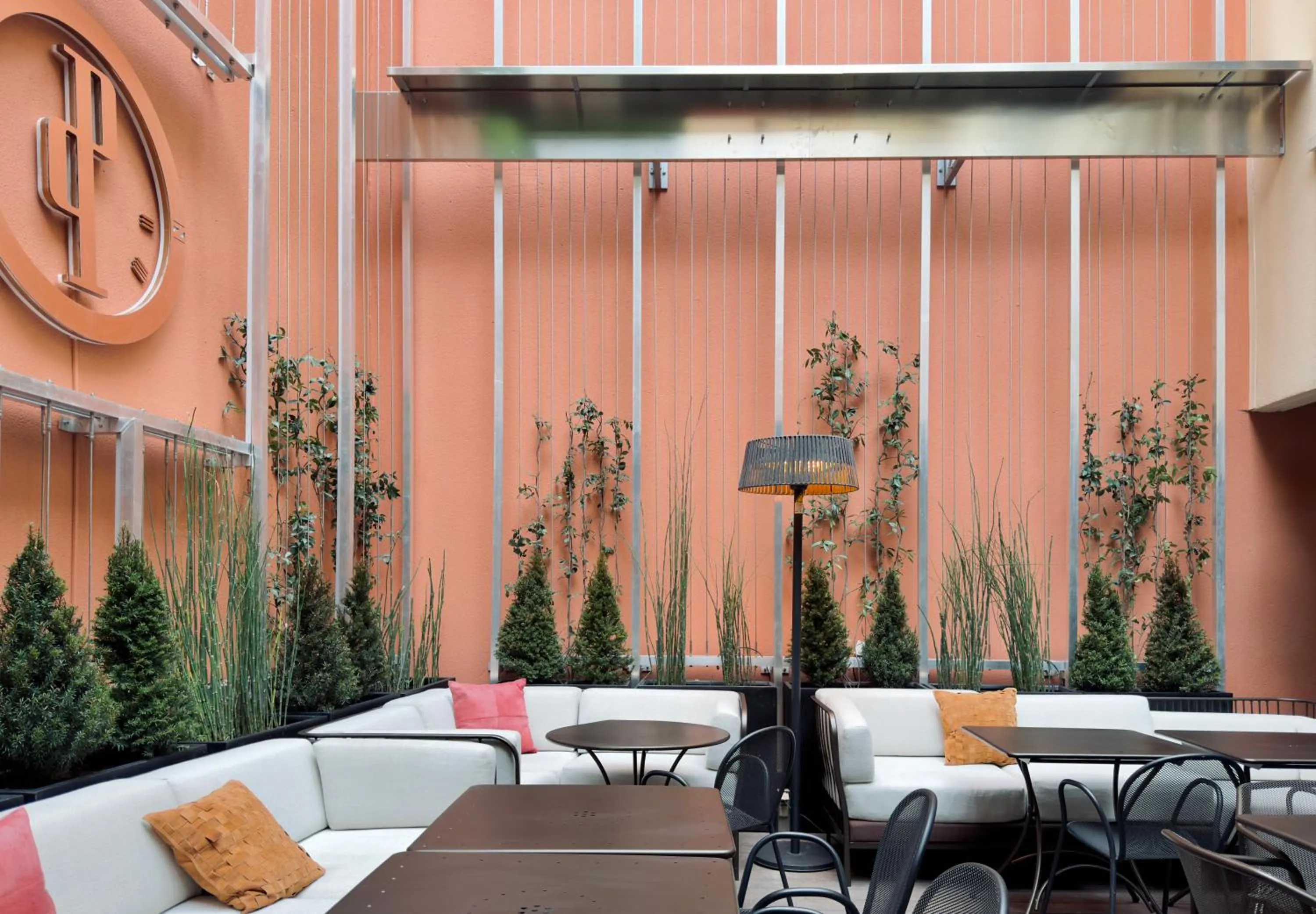 Patio in Perpetual Elysée Montaigne