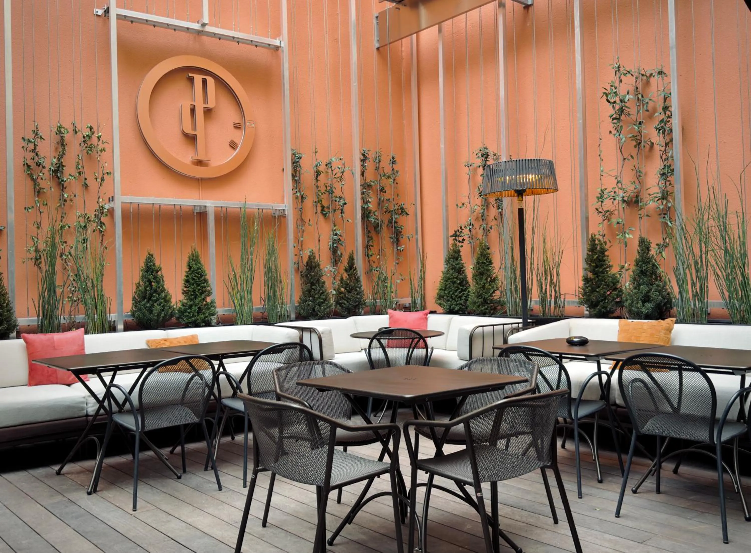 Patio in Perpetual Elysée Montaigne