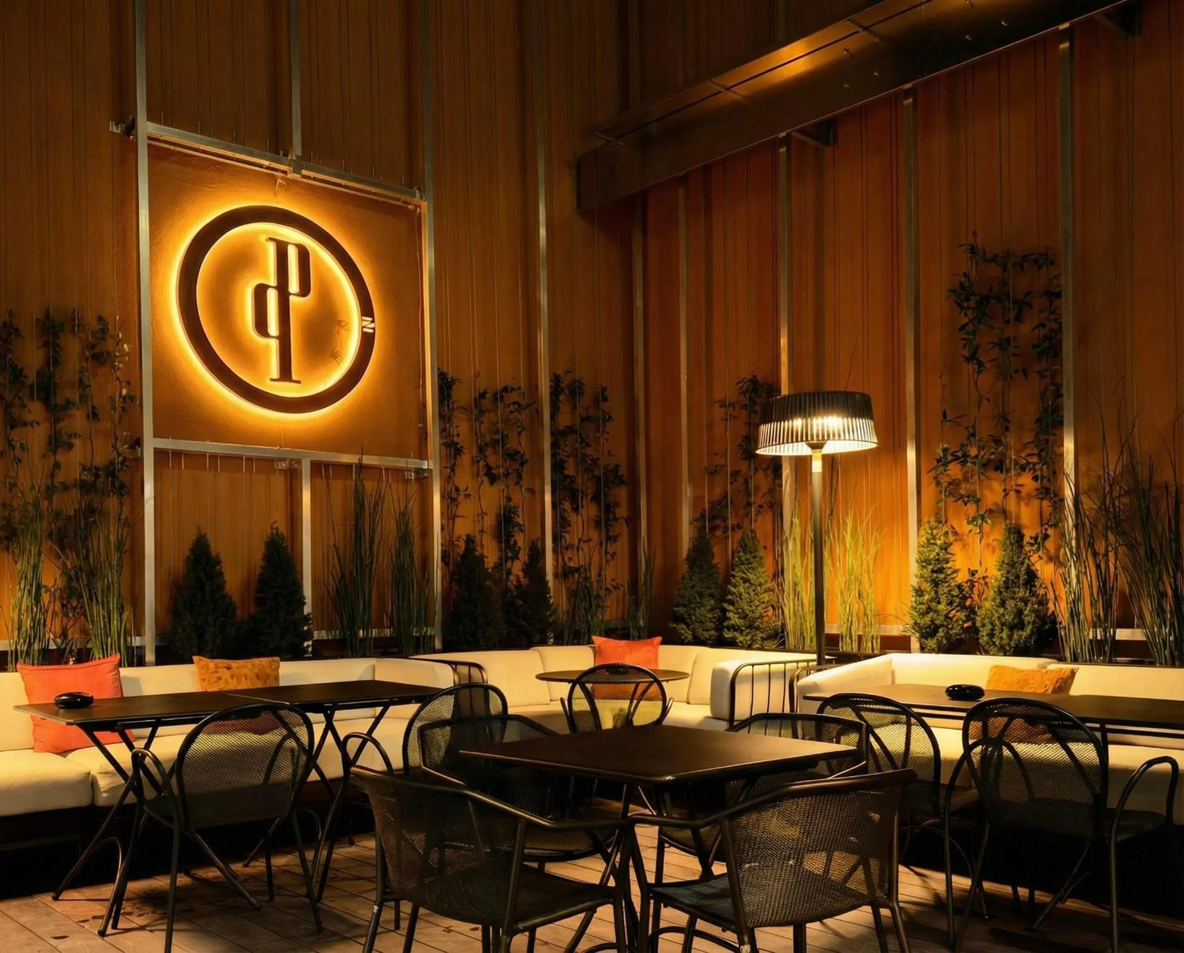 Patio in Perpetual Elysée Montaigne