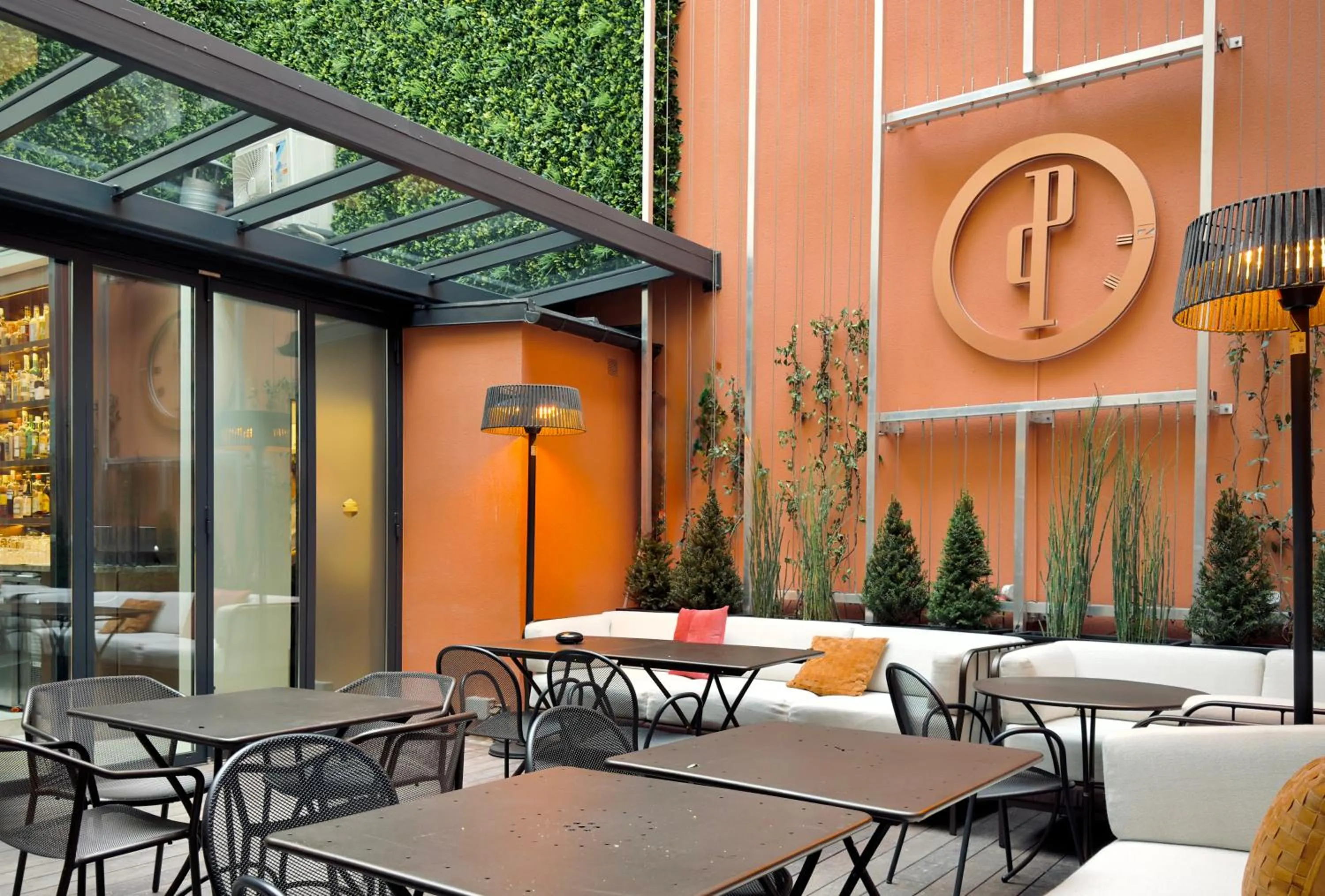 Patio in Perpetual Elysée Montaigne