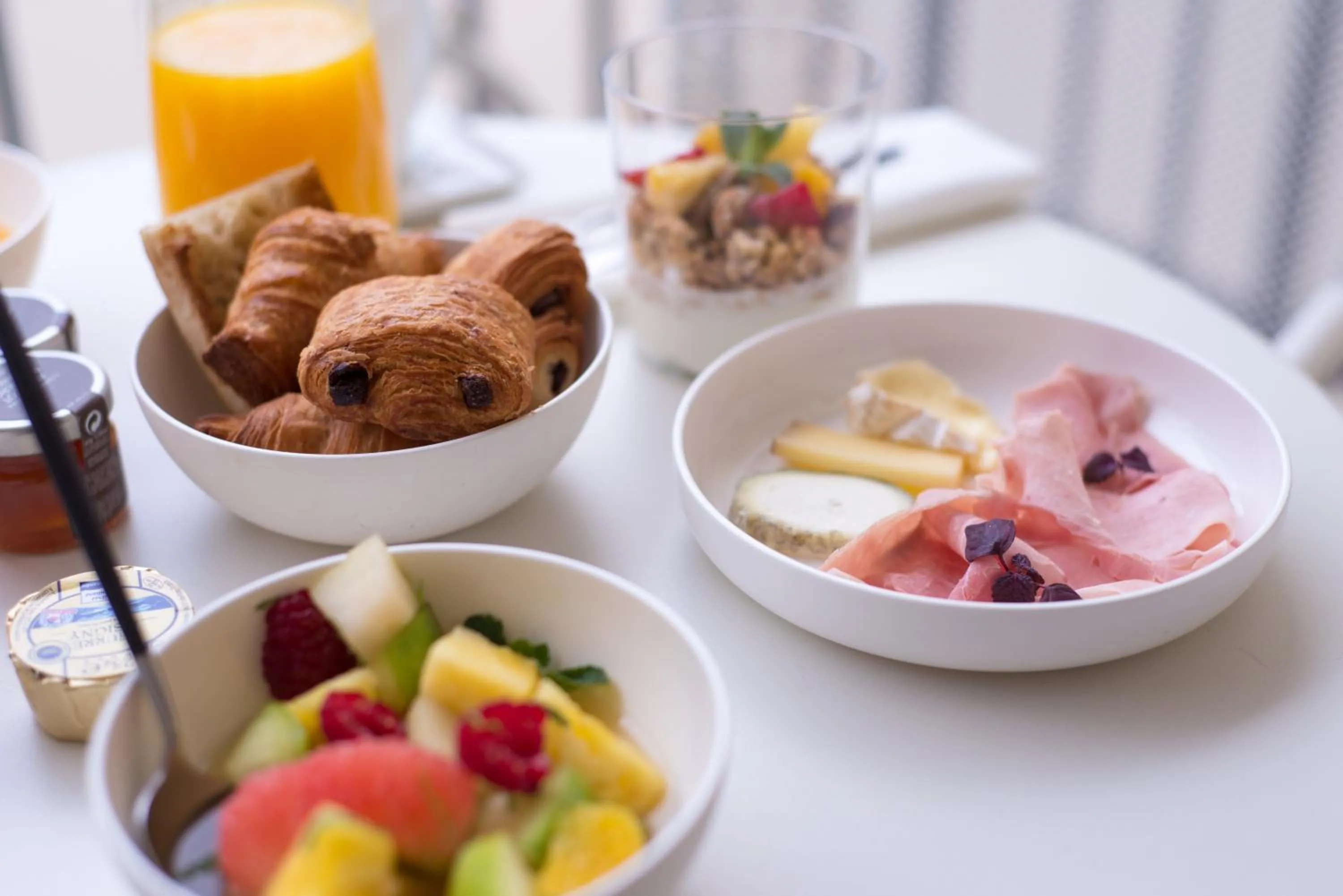 Breakfast in Perpetual Elysée Montaigne