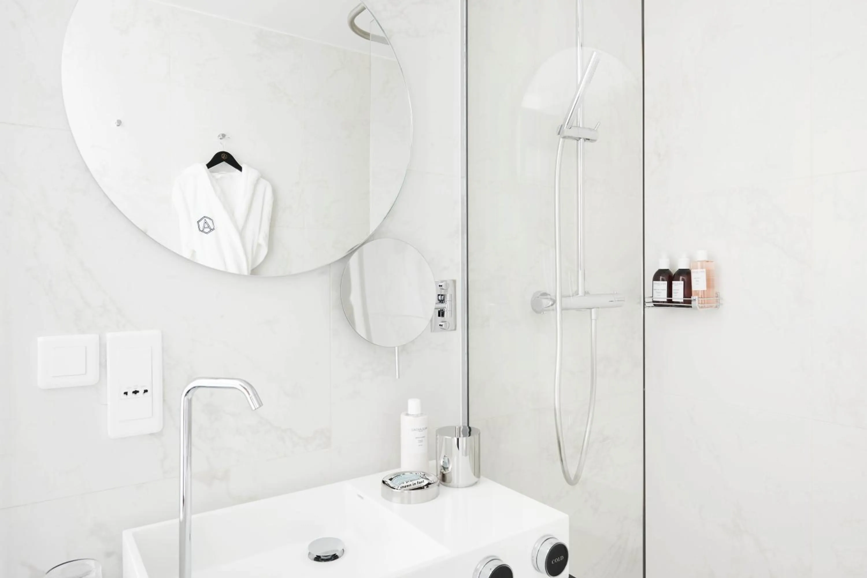 Bathroom in Perpetual Elysée Montaigne