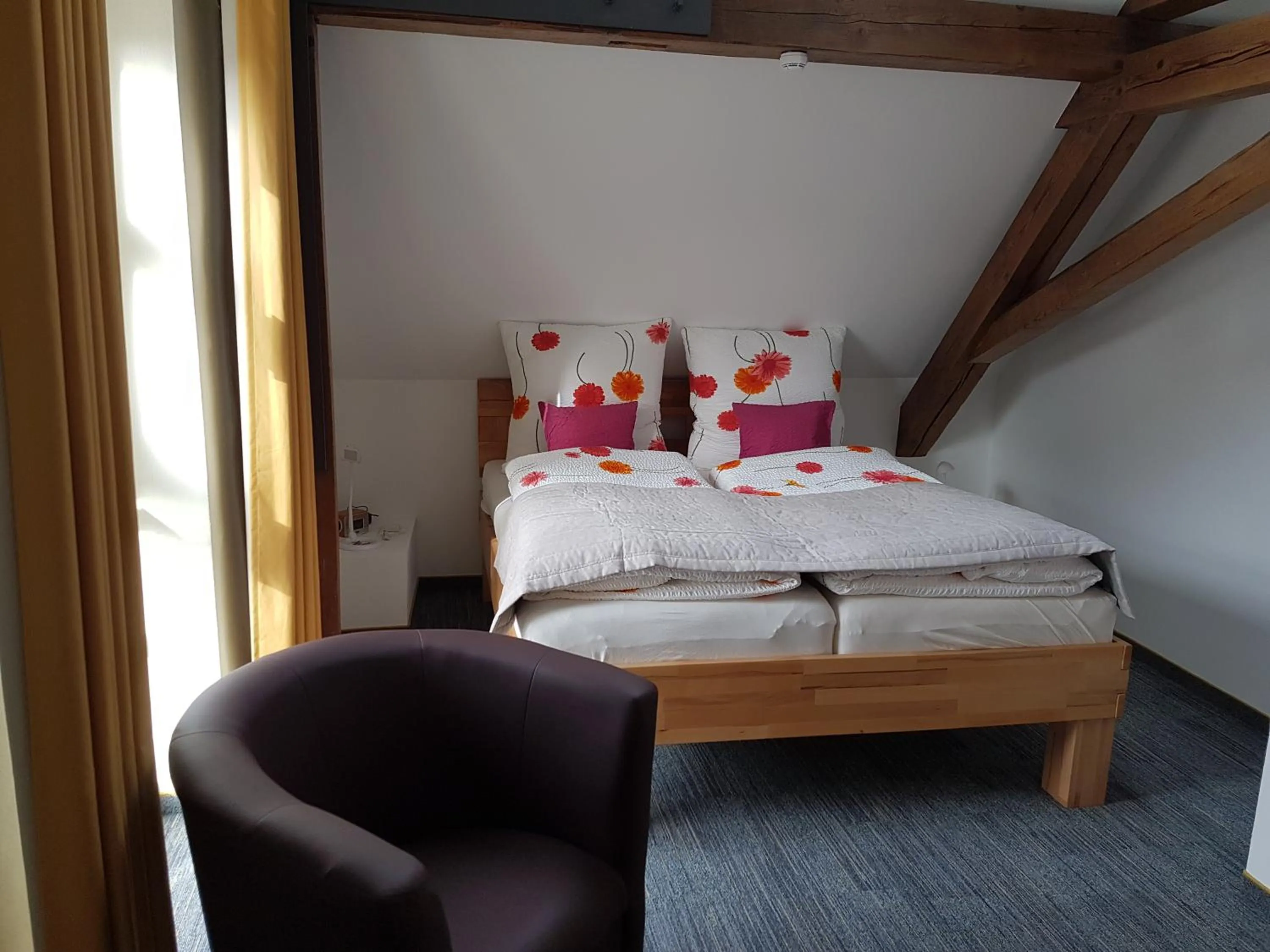 Photo of the whole room, Bed in Alter Winzerhof Weisenheim am Berg e.K.