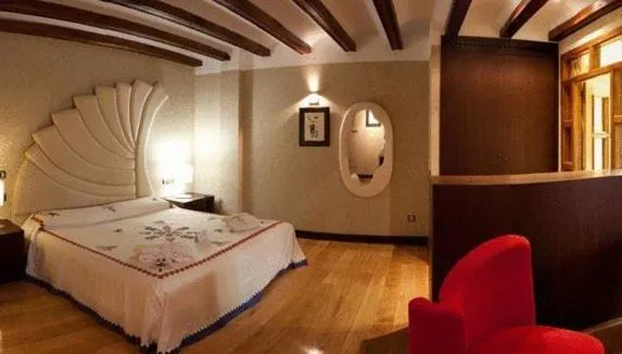 Photo of the whole room, Bed in Hotel Termal Abadia de Los Templarios