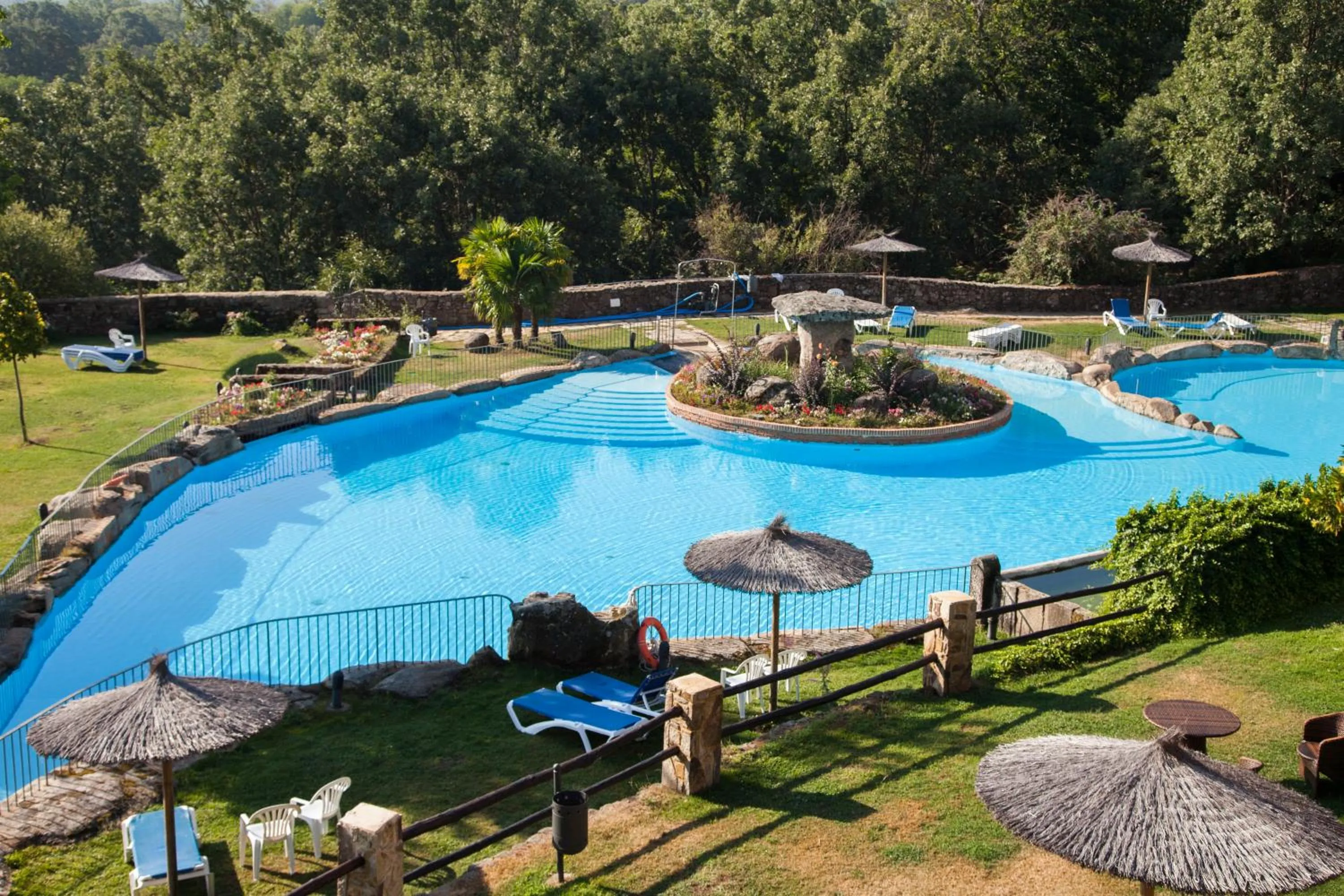 Swimming pool in Hotel Termal Abadia de Los Templarios