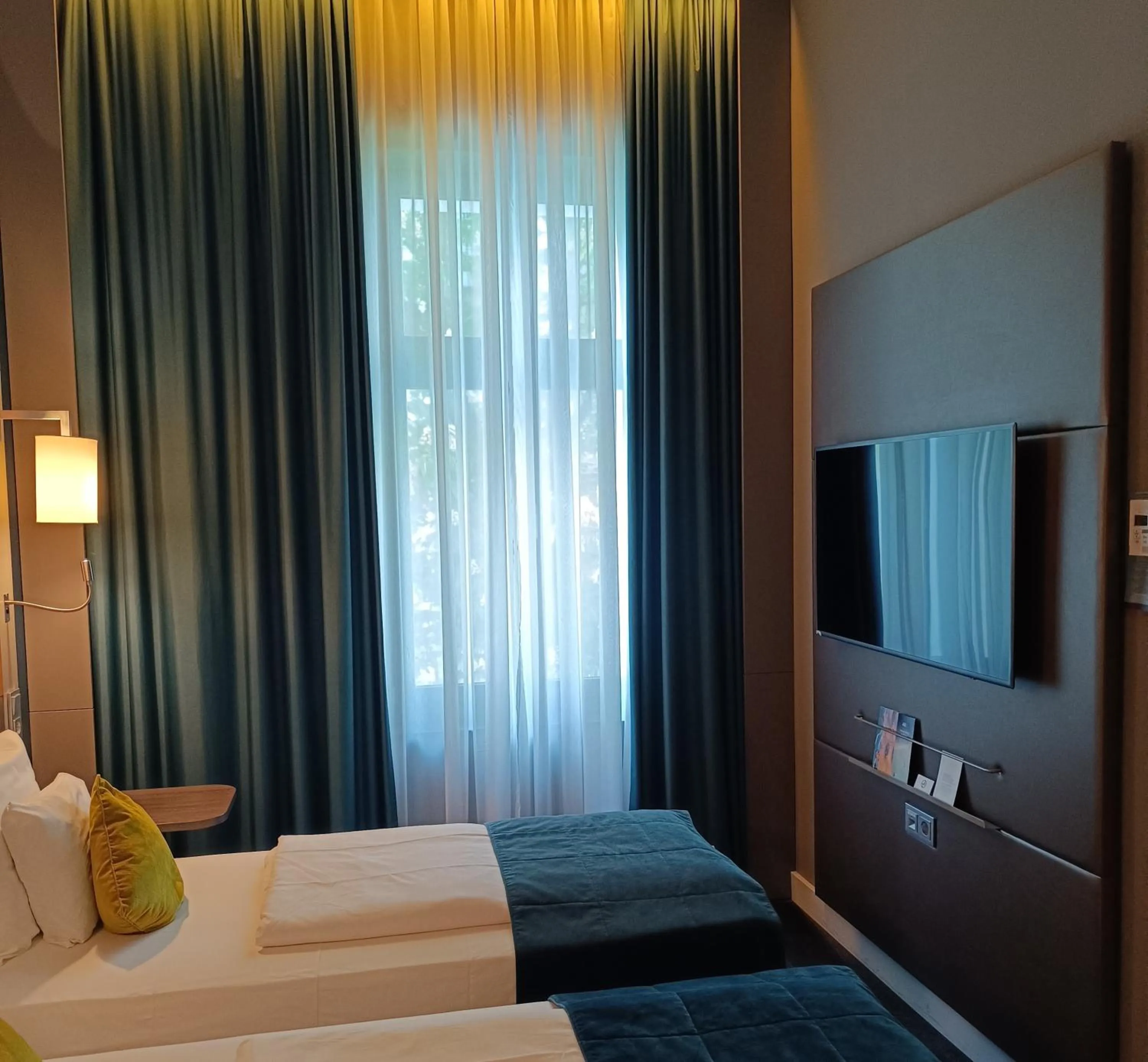 View (from property/room), Bed in MERCURE Hotel Berlin Wittenbergplatz