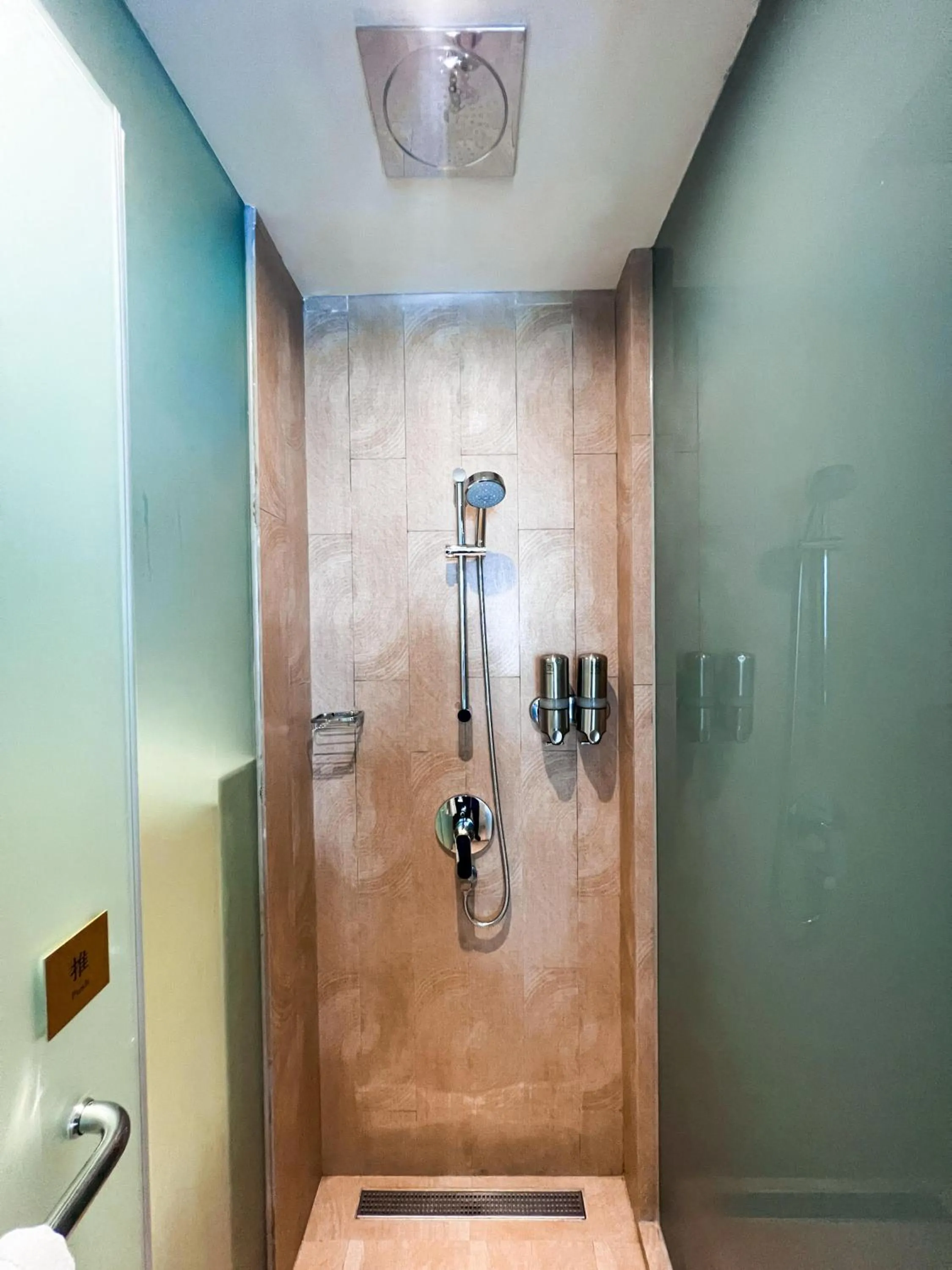 Shower in ibis Styles Batam Nagoya