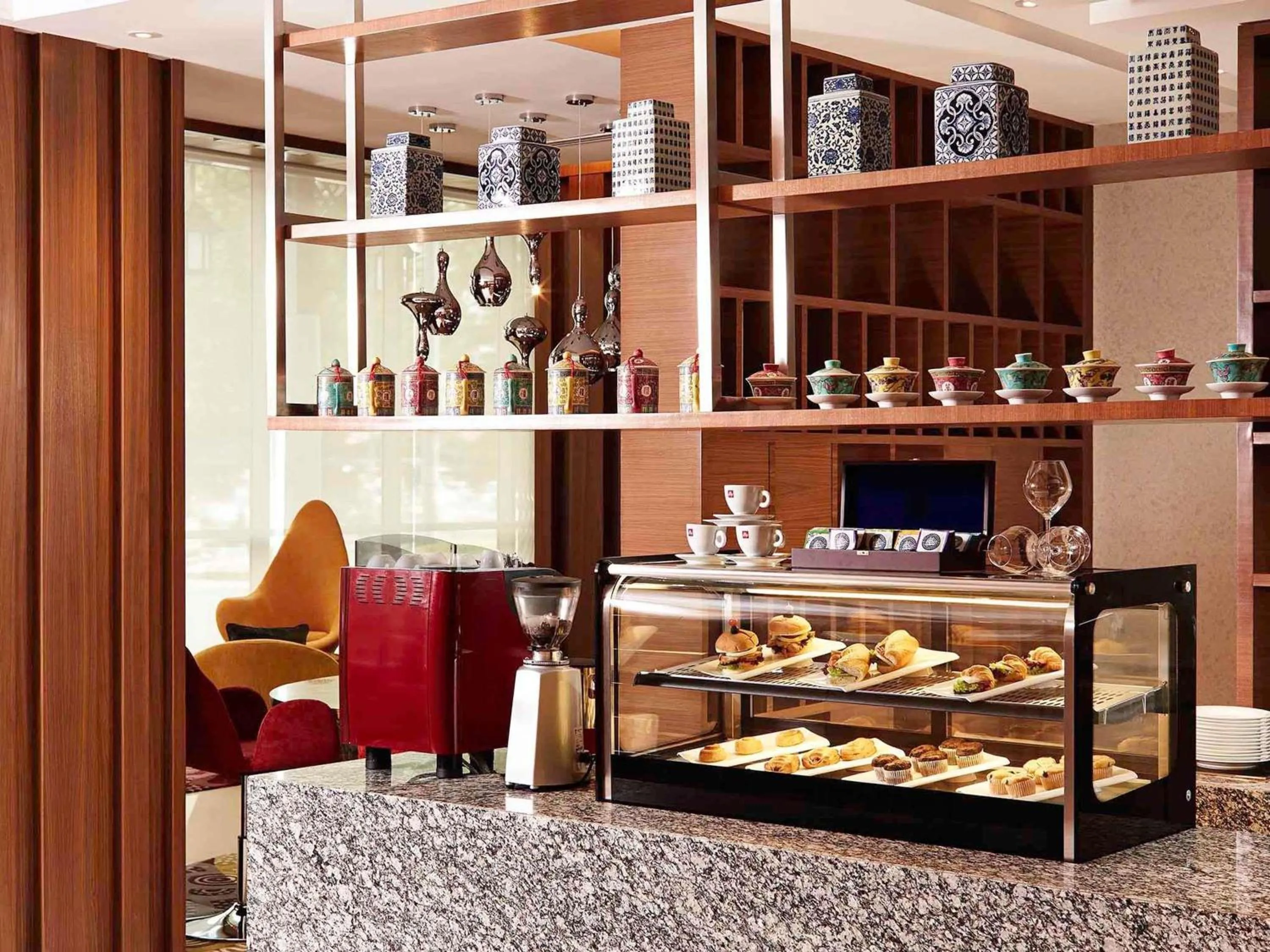 Restaurant/places to eat in Mercure Kuala Lumpur Shaw Parade