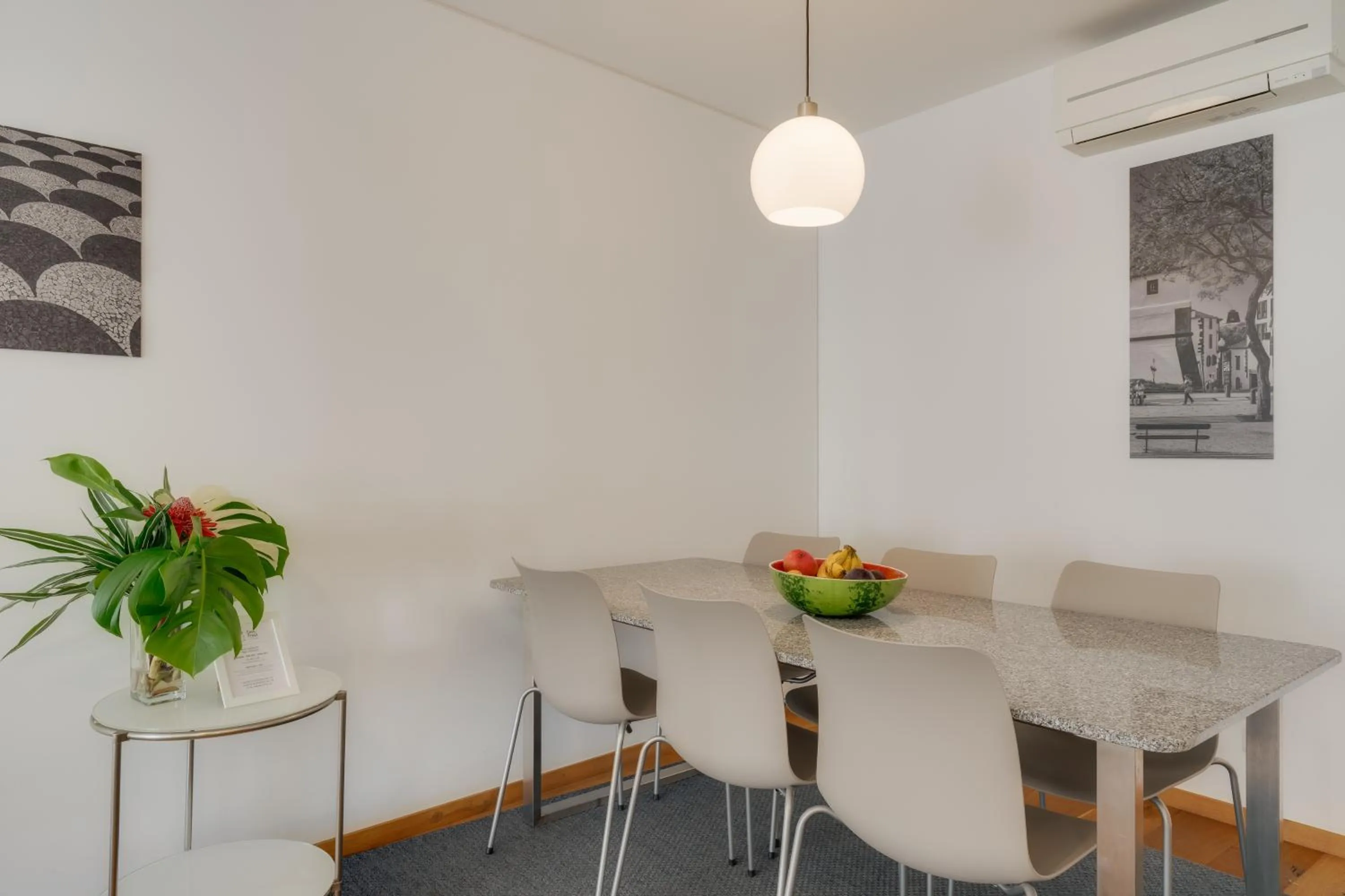 Dining area in Casa da Praça Apartments - by Casas na Ilha