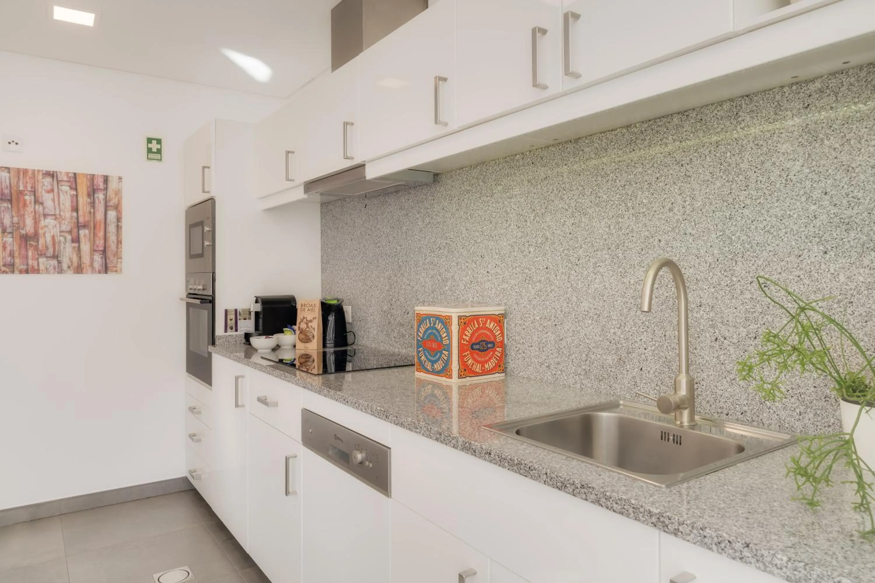 Kitchen or kitchenette in Casa da Praça Apartments - by Casas na Ilha